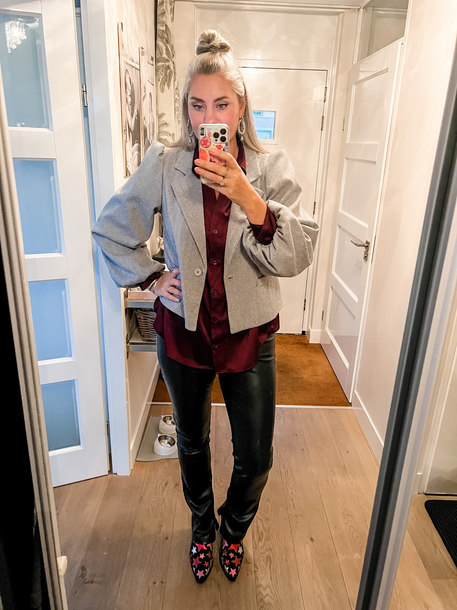 Ootd - Monday. A light grey cropped blazer with a little sparkle and puff sleeves over a burgundy satin blouse paired with slim faux leather pants (old Zara) and suede western boots with stars (old)



#LTKnederlands #LTKeurope #LTKautumn