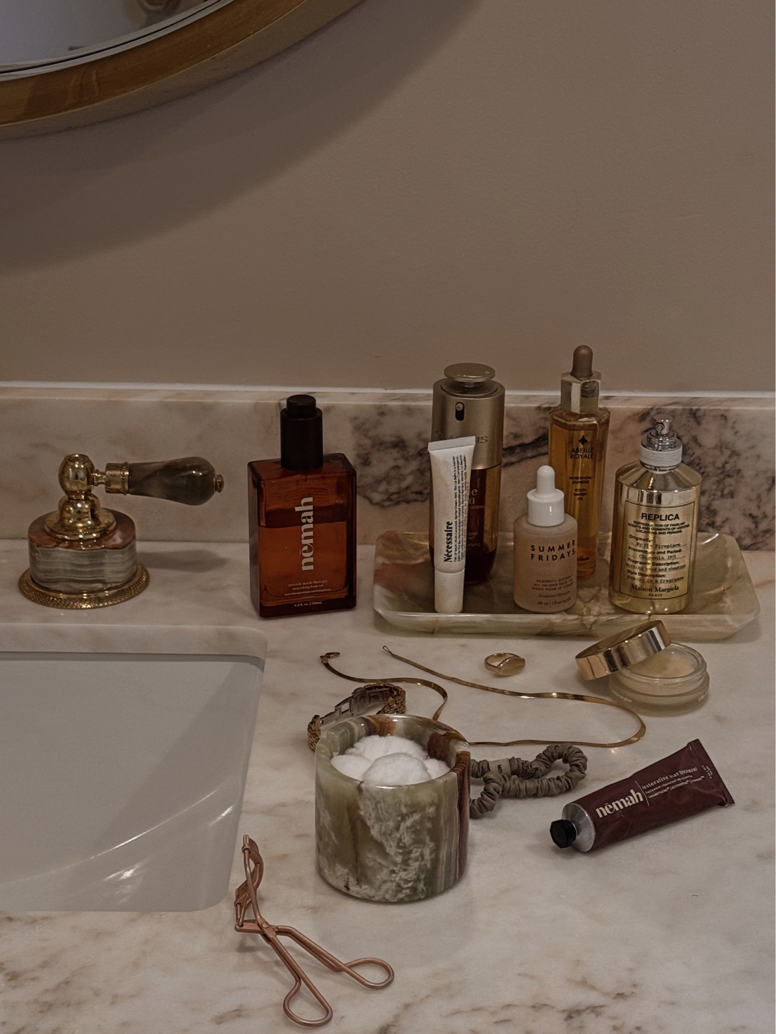 what’s on my vanity 🤍 

#LTKBeauty #LTKItBag #LTKStyleTip