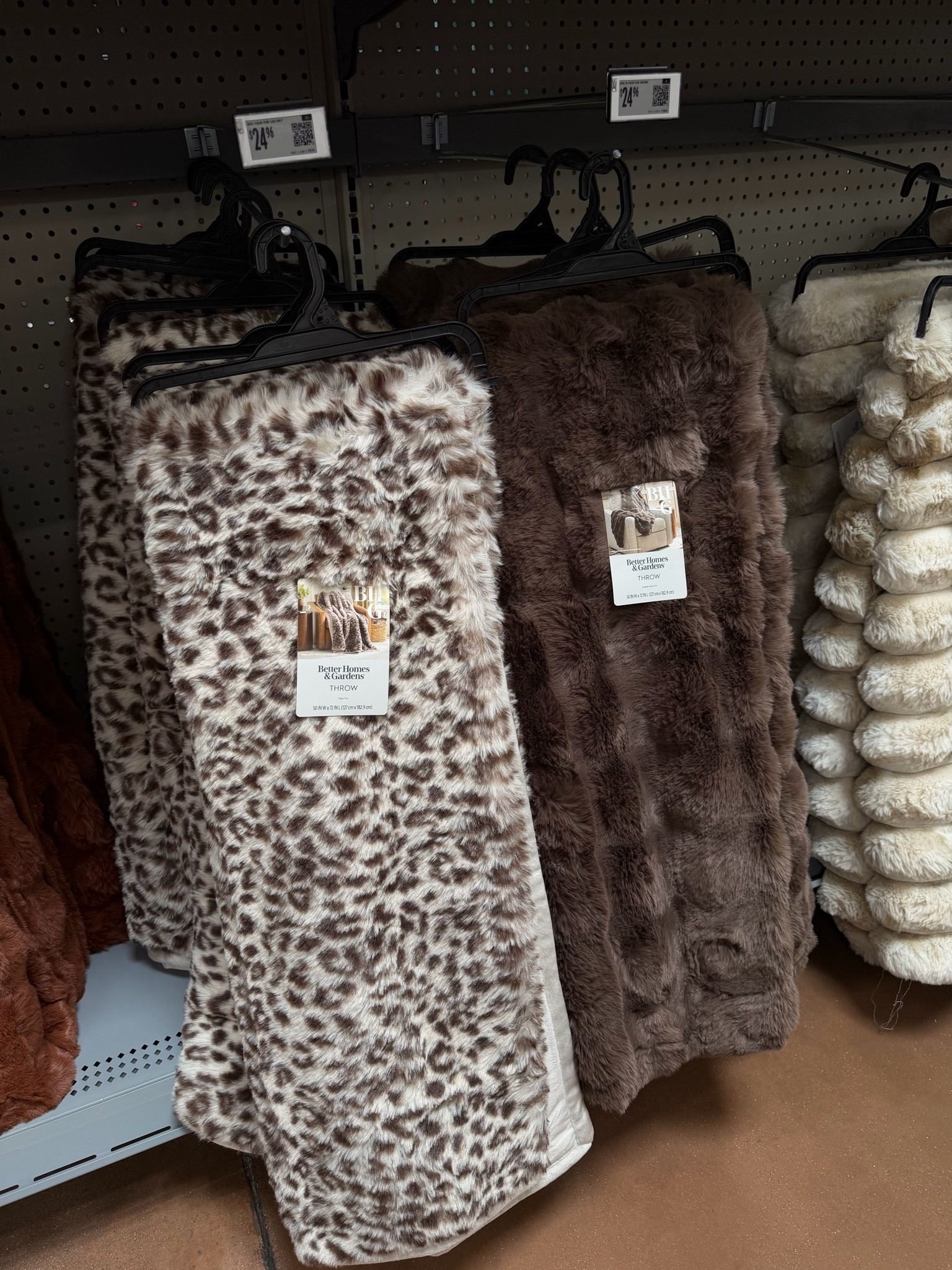lola blanket for less (under $25!) love this print & color for fall time 🍂🪵🍁