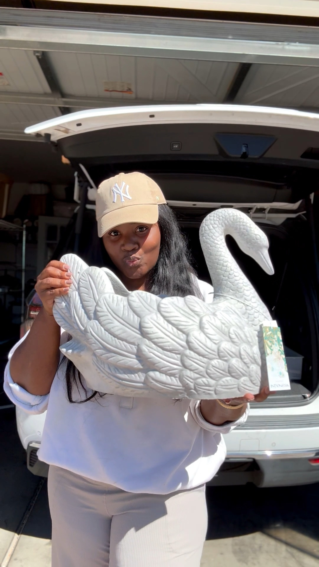 A beautiful swan find @tjmaxx!! It’s the season of the swan hosting girlies! 🦢