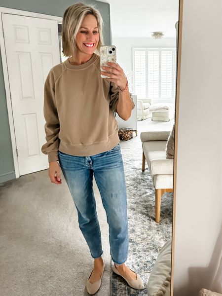 Love my new essential raglan classic Sunday crew sweatshirt from Abercrombie!
Wearing a small in light brown with my Kut From the Kloth jeans and Rohy’s The Point shoes!

Fall outfit, outfit of the day, casual outfit, Fall sweatshirt, neutral sweatshirt. 

#fall #abercrombie #ootd

#LTKover40 #LTKstyletip #LTKfindsunder50