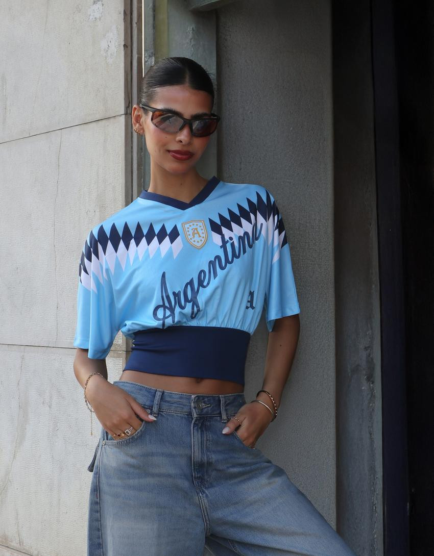 T-Shirt mit Taillenbund \u2013 Argentinien FIFA WORLD CUP\u2122 - Damen | Bershka DE