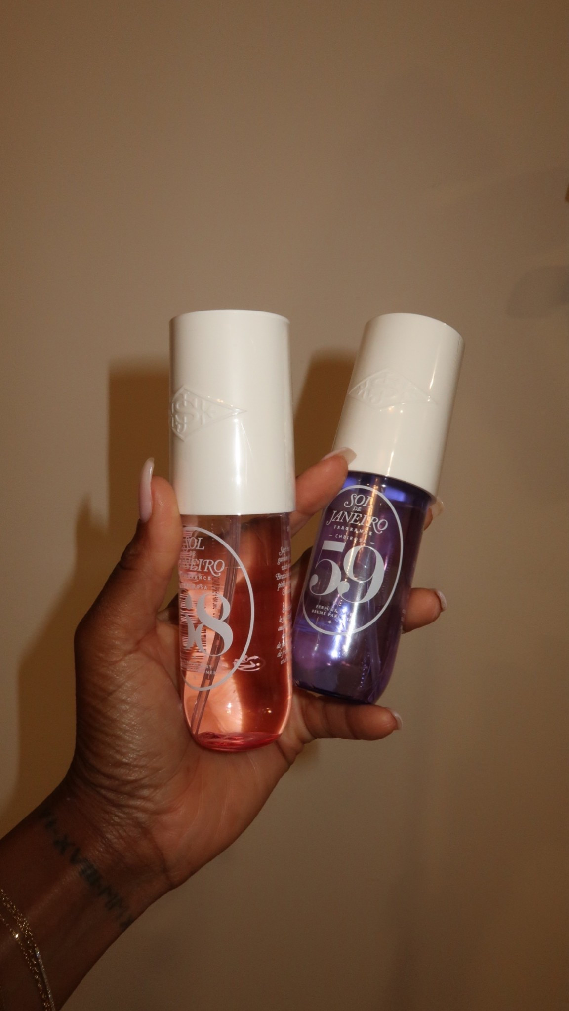 💜 🌸 These are some of my favorite perfumes and body mists for summer! I love fresh, clean, and feminine scents that make you feel put together all day long. They’re the kind of fragrances that always get me compliments and instantly remind me of sunshine, vacations, and warm summer days.

🤍 Hoy les comparto mis perfumes y body mists favoritos para el verano. Me encantan las fragancias frescas, ligeras y femeninas que duran, huelen delicioso y tienen ese aroma único que siempre llama la atención. ¡Son mis imprescindibles para esta temporada!

Shop the links below.

Follow me on Instagram and YouTube @kirasfashionfinds

#LTKselfcare #LTKBeauty #LTKSeasonal