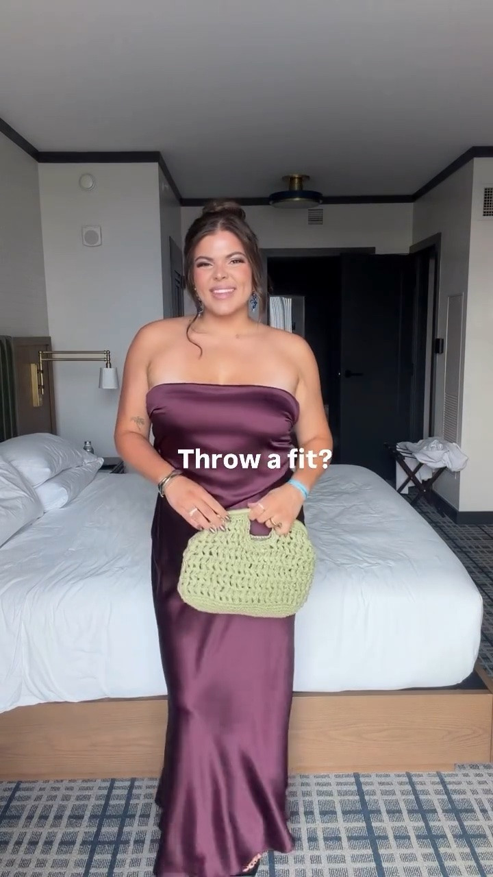 Finale night!!! Pick my drink tonight - dirty martini or champagne! Drop 🍸 or 🍾 in the comments 🤍

Thank you @stevemadden-us  for making this postpartum mama feel 🥵 in her newly found body! 

Say need or ootd for 🔗 

#ltkcon @shop.ltk #midsize #dress #thicktummyapproved