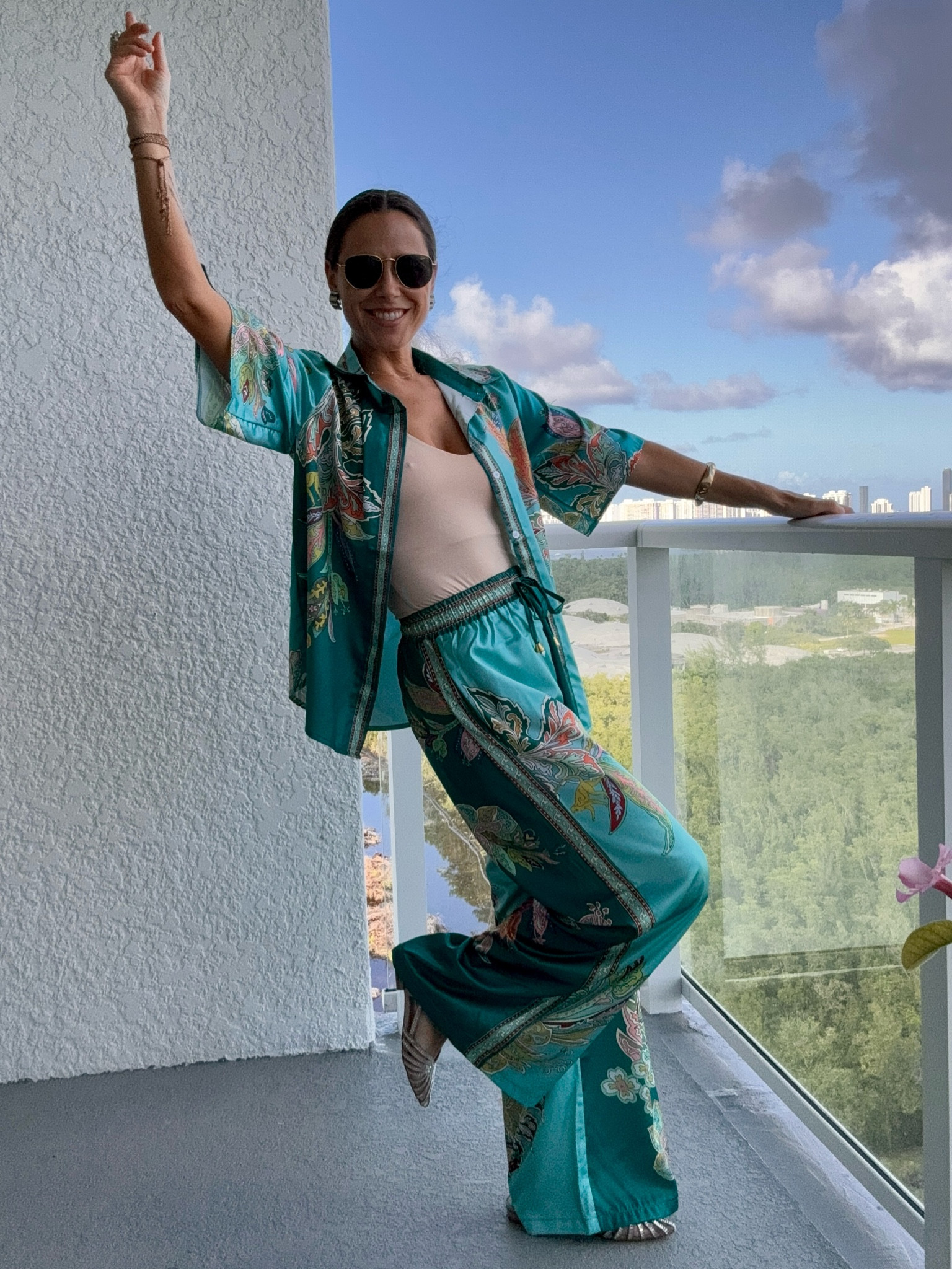 Looking for an outfit that you can wear from brunch to beach?! I got you 😉 