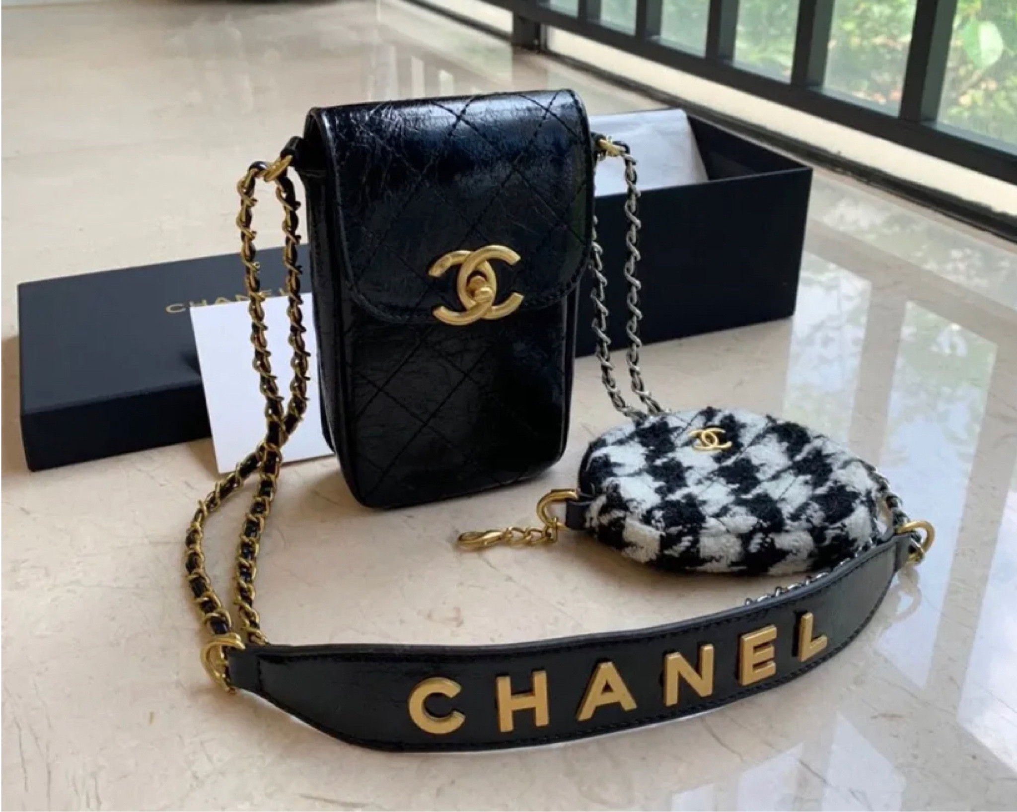 What's In My Bag + First Impressions - Chanel VIP Gift O Case