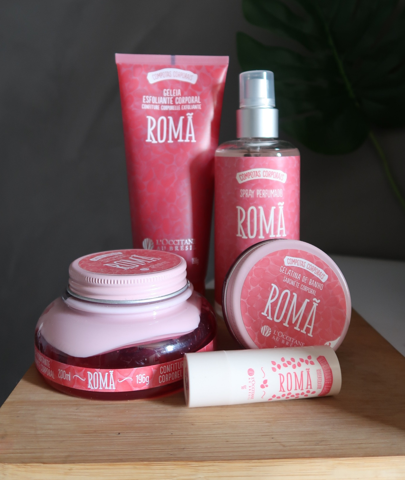 Spray Perfumado de Romã: Aplicar no corpo, exceto rosto.
Gelatina de Banho Romã:  Aplicar delicadamente no corpo úmido, exceto rosto. Enxaguar em seguida.
Geleia Esfoliante Corporal Romã:  Aplique o produto na palma da mão, em seguida, espalhe pelo corpo úmido, exceto rosto e enxágue. Utilize de duas a três vezes por semana.
Geleia Hidratante Desodorante Corporal Romã:  Você deve usar sua geleia corporal nas áreas secas do corpo sempre que necessário, exceto o rosto.

#LTKbeauty #LTKbrasil #LTKstyletip