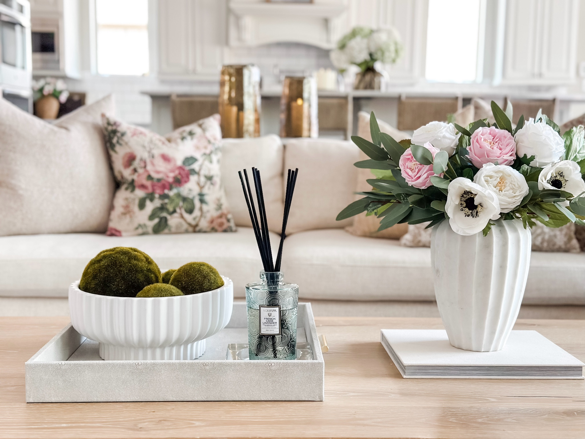 Coffee Table Styling


Home  modern home  modern styling  home decor  home styling  home finds  seasonal home  summer home  coffee table  vase  faux greenery  

#LTKSeasonal #LTKStyleTip #LTKHome