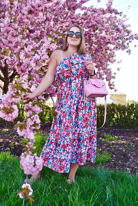 Beautiful one shoulder, floral spring dress!! 

#LTKSeasonal