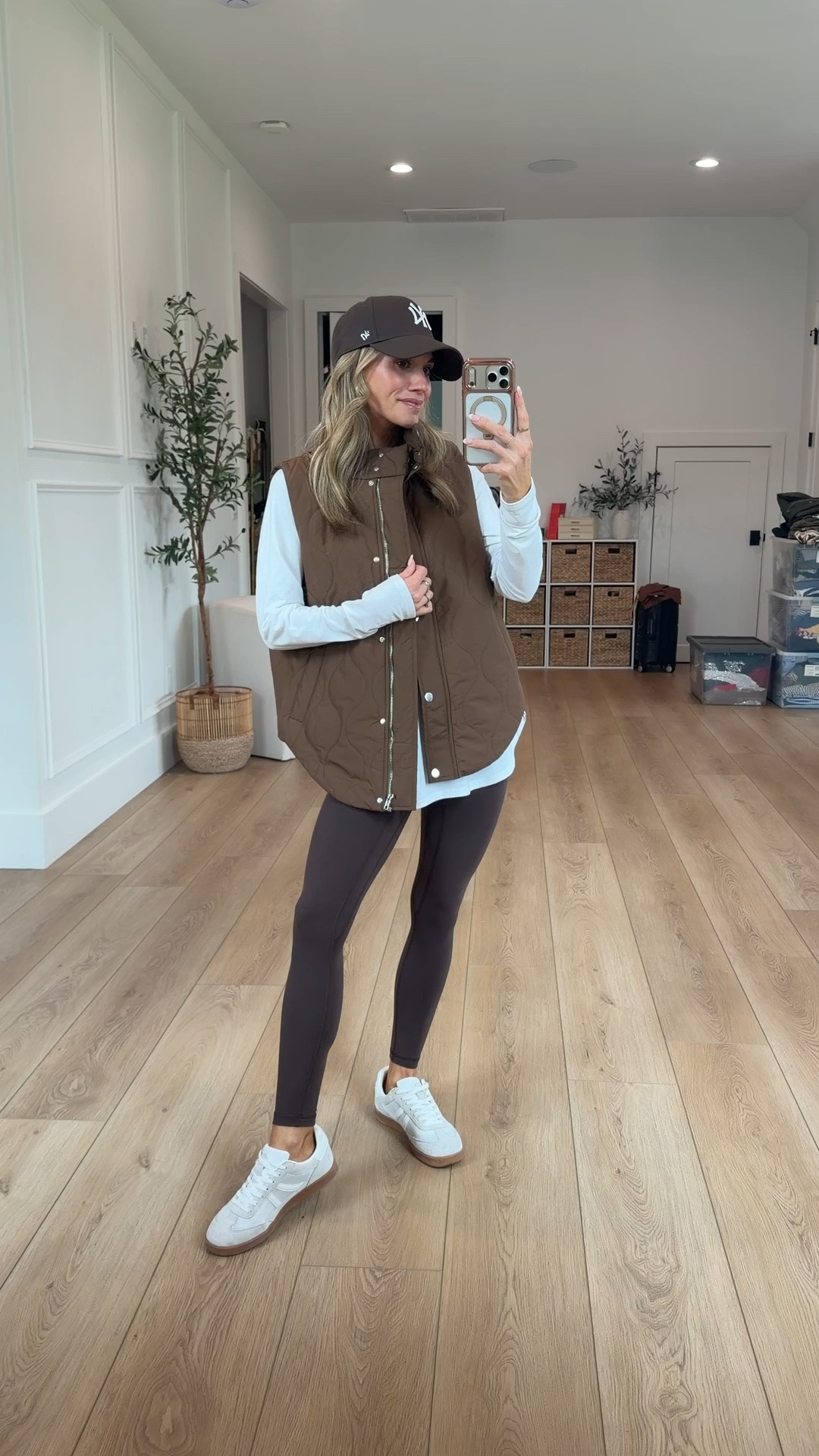 Legging and oversized vest season is back & I am so here for it 🤎👏🍂