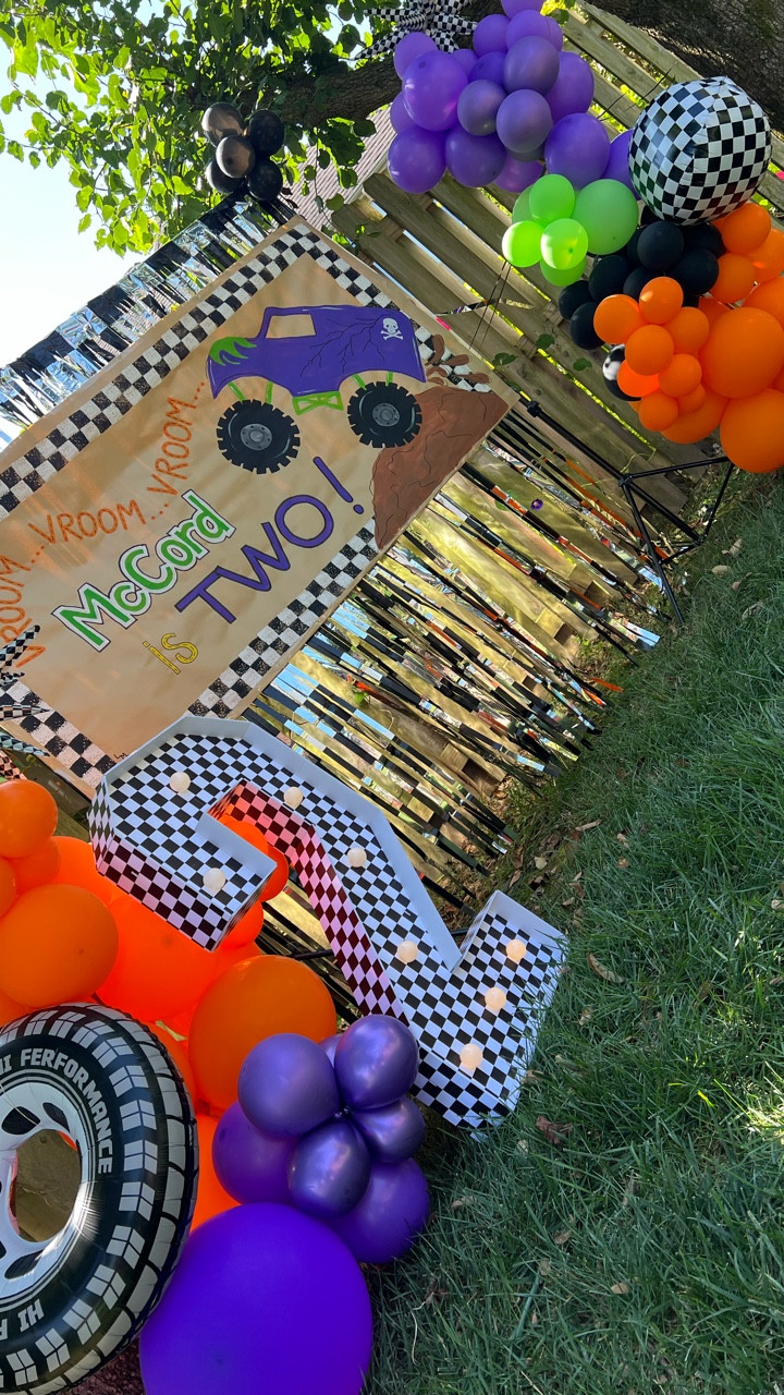 Can we take a moment to appreciate how amazing my mom is?! 🙌🏼🎨 She hand-painted this sign for McCord’s birthday party, and she never ceases to amaze me. If you’re looking for a one-of-a-kind piece for your next celebration, check out @lmdesignsusa — she’s the talent behind it all! 🎉✨

#HotWheels #MonsterTrucks #MonsterJam #MonsterTruckMadness #RacingTrack #CarToys #TruckToys #birthdaypartydecor #artist #artwork #partysign