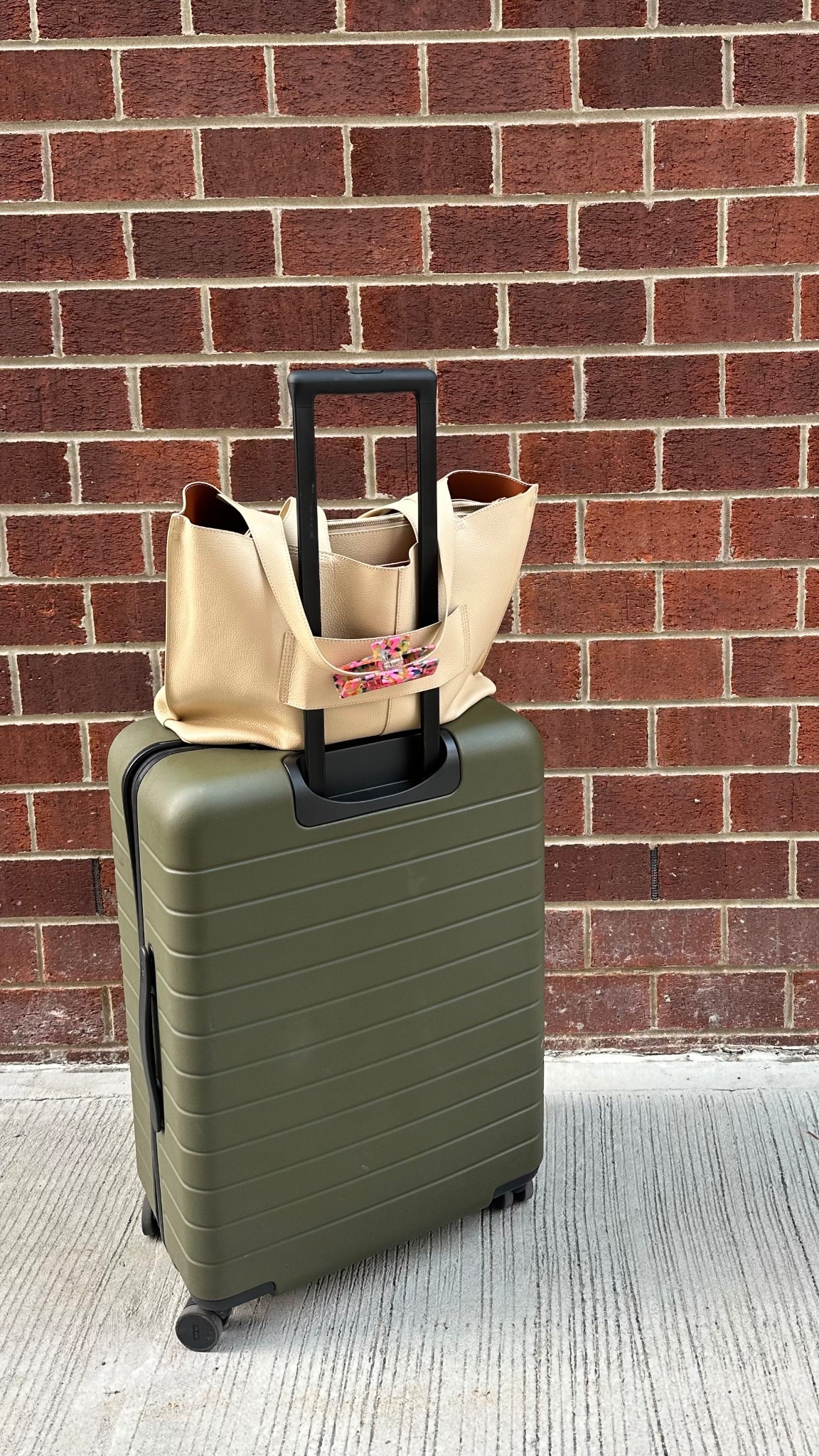 travel day stack!! 

Hobo Vida Tote in Micro Pebbled Leather | Almond

Away The Medium luggage in Olive Green 

Lululemon claw clip 

#LTKTravel #LTKSummerEdit #LTKItBag