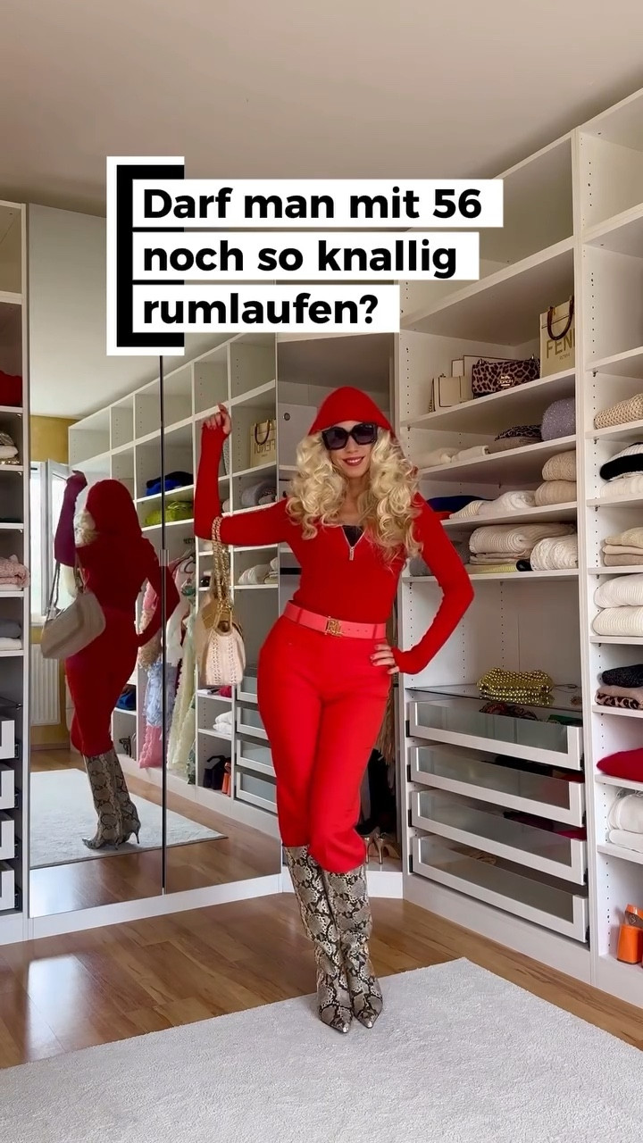 ✨🌹 Ist das zu bunt mit 56 – oder einfach nur Lebensfreude?
Ich trage heute meinen roten Sweater & Stiefel von H&M, dazu die rote Hose und die Tasche von ELORA. Abgerundet mit meinem Aprico-Gürtel und einer Sonnenbrille – fertig ist mein Happy-Look.

Für mich ist Mode nicht nur Kleidung, sondern ein Ausdruck meiner Stimmung und Lebensfreude. 💃🌈

👉 Was meint ihr: Too much oder genau mein Style?

✨🌹 Ist das zu bunt mit 56 – oder einfach nur Lebensfreude?
Ich trage heute meinen roten Sweater & Stiefel von H&M, dazu die rote Hose und die Tasche von ELORA. Abgerundet mit meinem Aprico-Gürtel und einer Sonnenbrille – fertig ist mein Happy-Look.

Für mich ist Mode nicht nur Kleidung, sondern ein Ausdruck meiner Stimmung und Lebensfreude. 💃🌈

👉 Was meint ihr: Too much oder genau mein Style?

#ootd #outfitinspo #fashionstyle #styleinspo #instafashion #lookoftheday #whatiwore
#styleover50 #fashionover50 #over50style #agelessstyle #chicatanyage #bestagerfashion #50plusstyle #lifebeginsat50
#colorfulstyle #boldfashion #buntistdasschönste #fashionwithjoy #myhappylook #colorfuloutfit 

Kommentiere SHOP unten, um eine DM, mit dem Link zu diesem Post in meinem LTK zu erhalten ⬇ https://liketk.it/5qGcf #ltkfashionmonth #ltkwinter #ltkstyletip