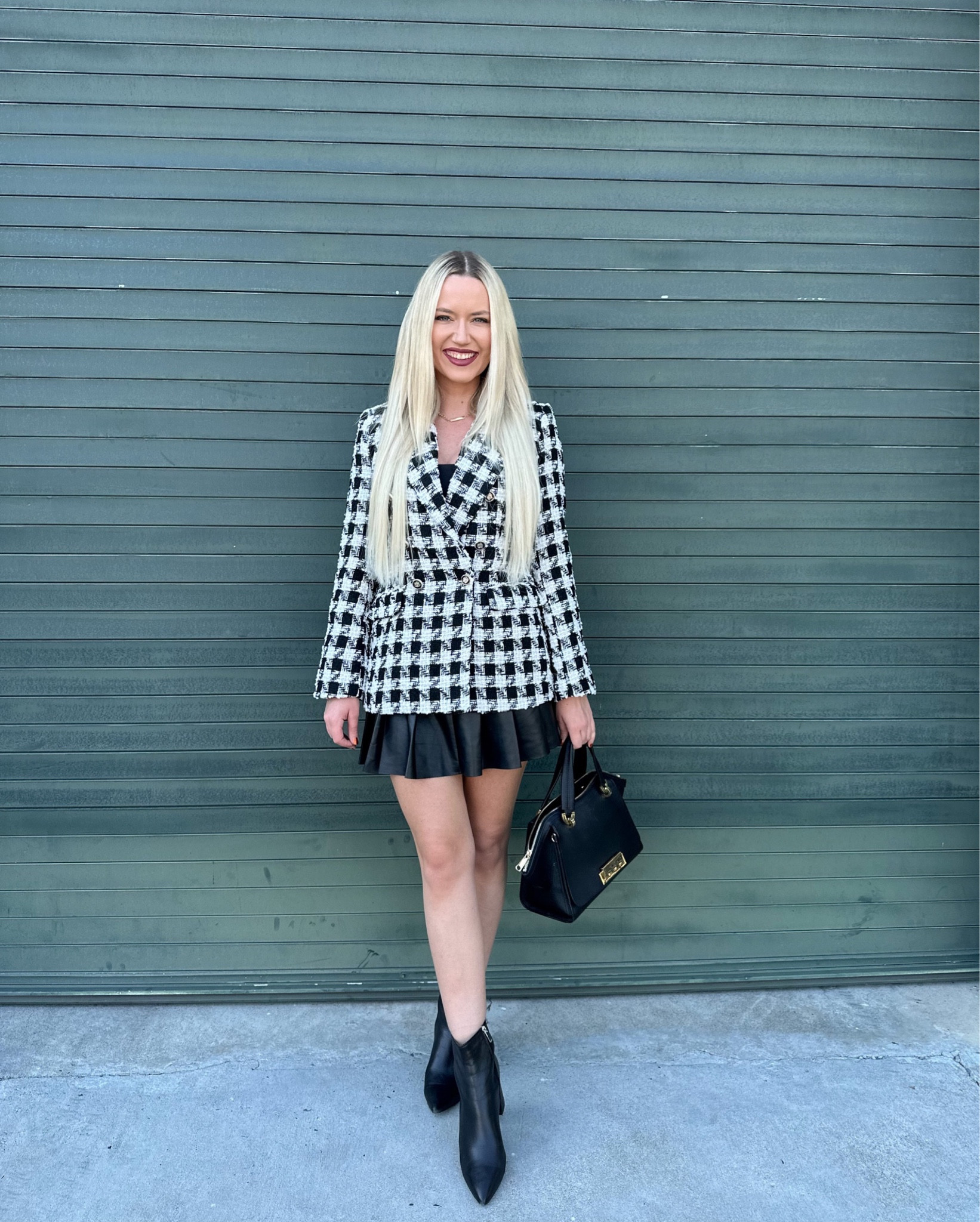 Zara blazer paired with Lululemon tank, Vici Collection skirt, and black ankle booties. Similar styles linked below!

Blazer: Small
Tank: Black, 6
Skirt: Small
Booties: 9.5

Houndstooth | Preppy | Tweed | Blazer | Vegan Leather | Faux Leather | Mini Skirt | Ankle Booties | Fall

#LTKstyletip #LTKSeasonal