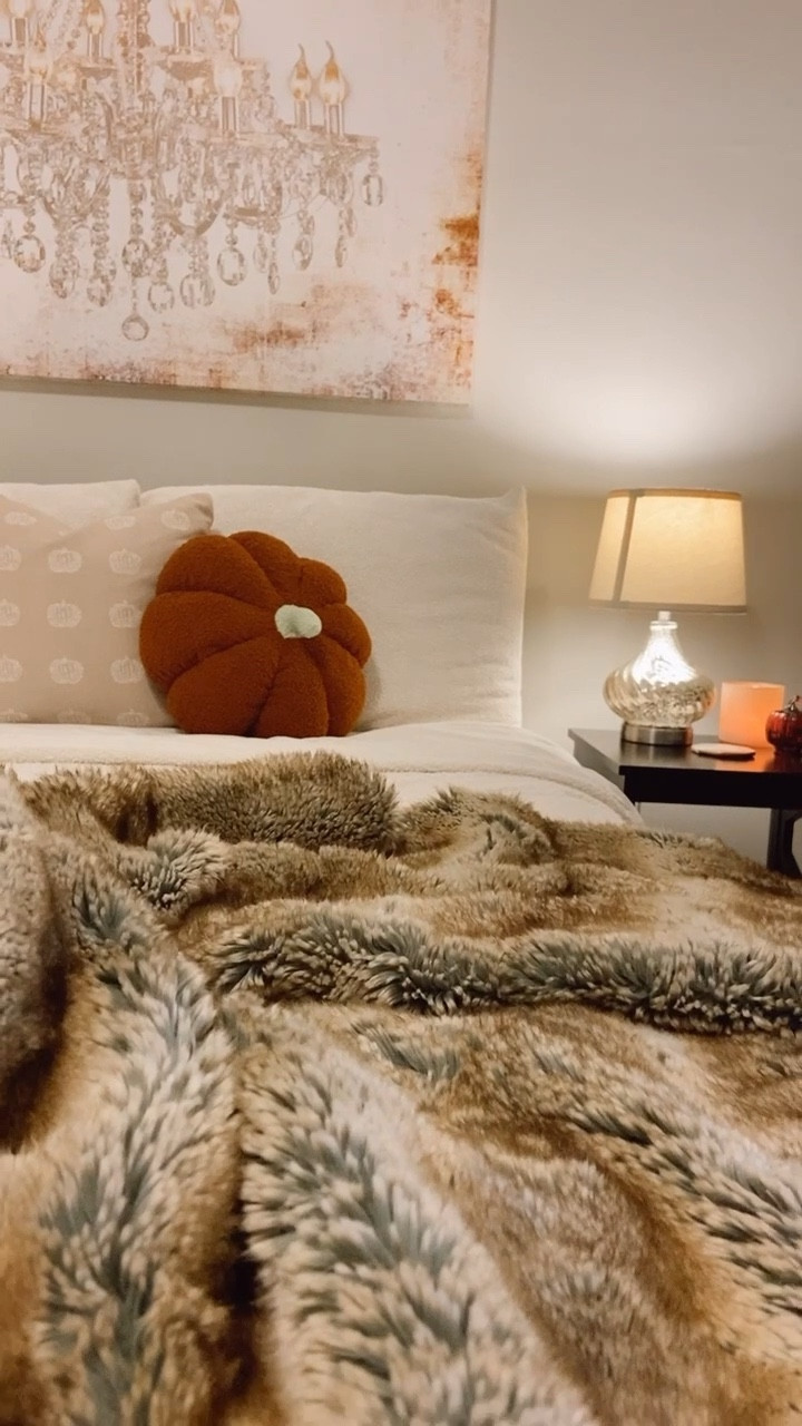 all the cozy bits in our bedroom this season 🥰 

#LTKhome #LTKSeasonal #LTKHoliday