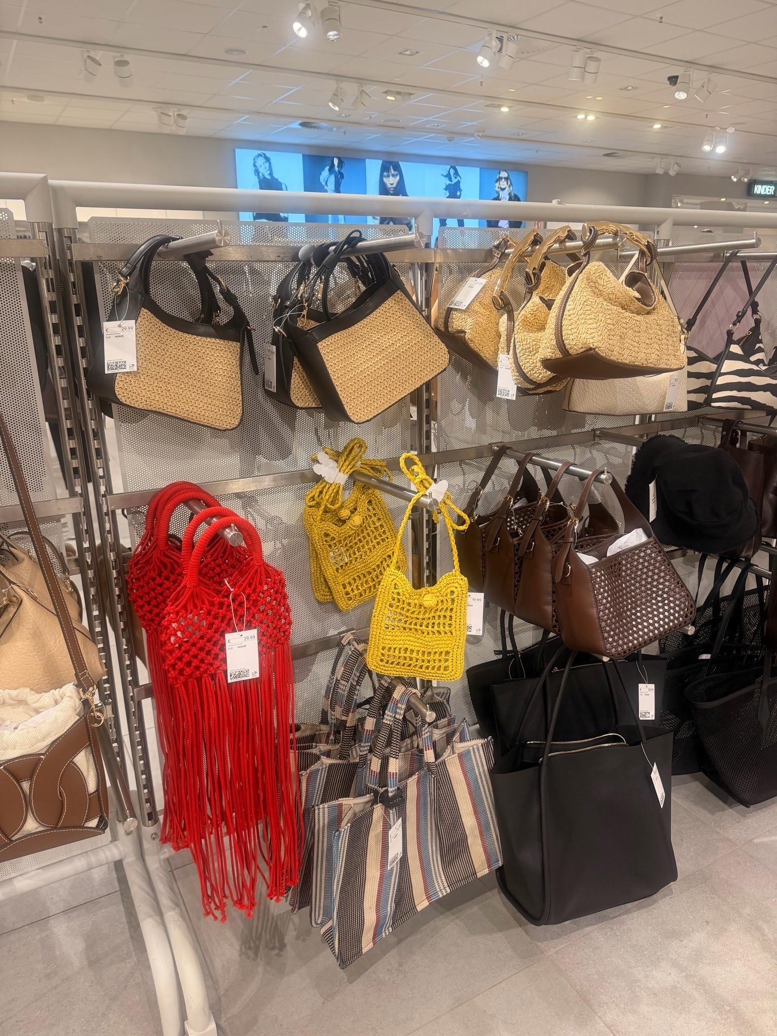 H&M bags up to 70% off rn! 

#hmsale #hmbags #summersale #vacationbags #strawbags #bagsunder30 #beachbags #affordablefinds