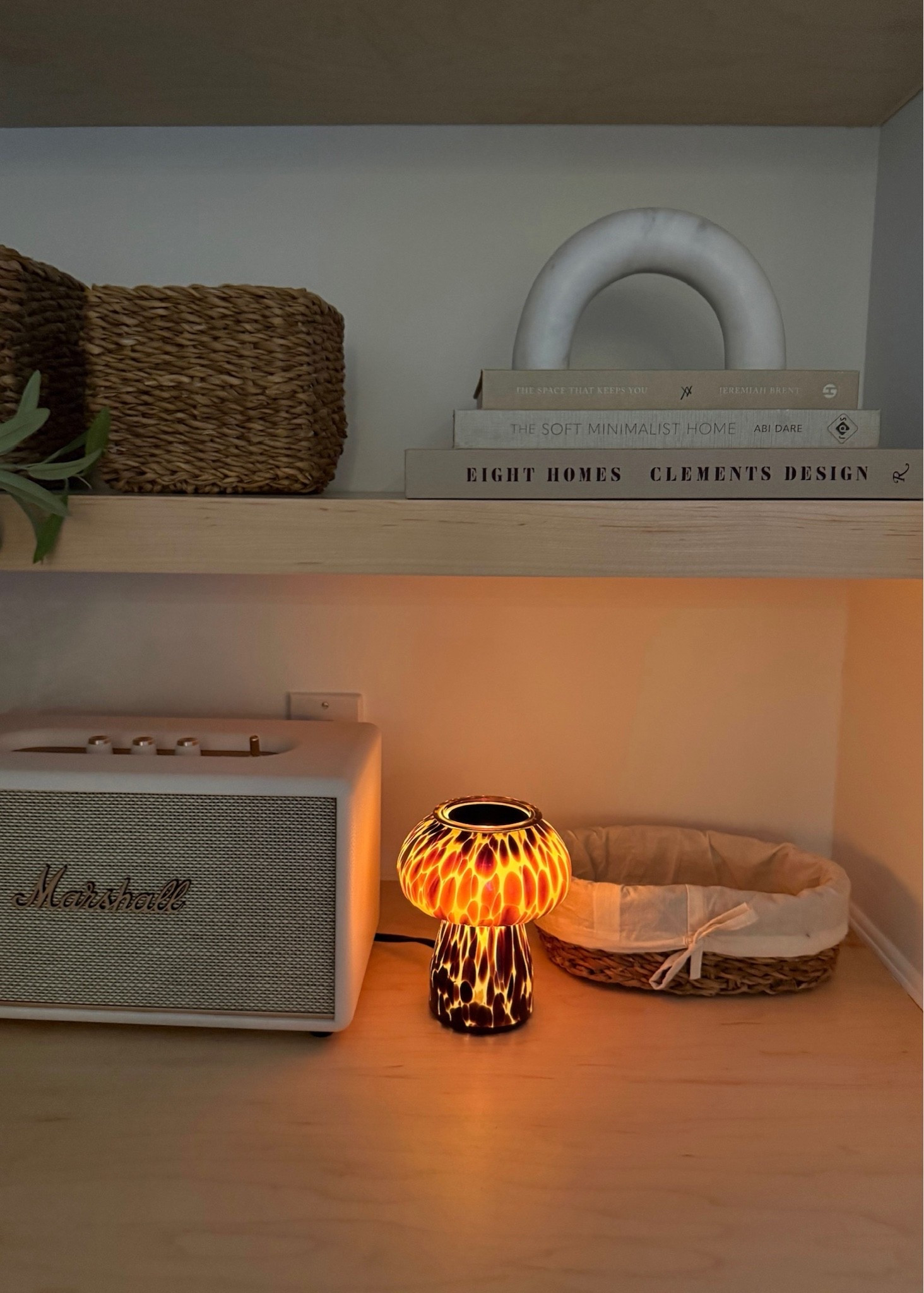 This little glow makes the whole space feel instantly cozier ✨🤎 Obsessed with this glass mushroom wax melter—the warm ambient lighting is perfect for a bookshelf, nightstand or cozy corner!

#AmbientLighting #CozyHome #HomeDecor #NeutralHome #ShelfStyling #CozyLighting #HomeFinds #LTKHome #LTKFinds

#LTKHome #LTKSeasonal #LTKCon