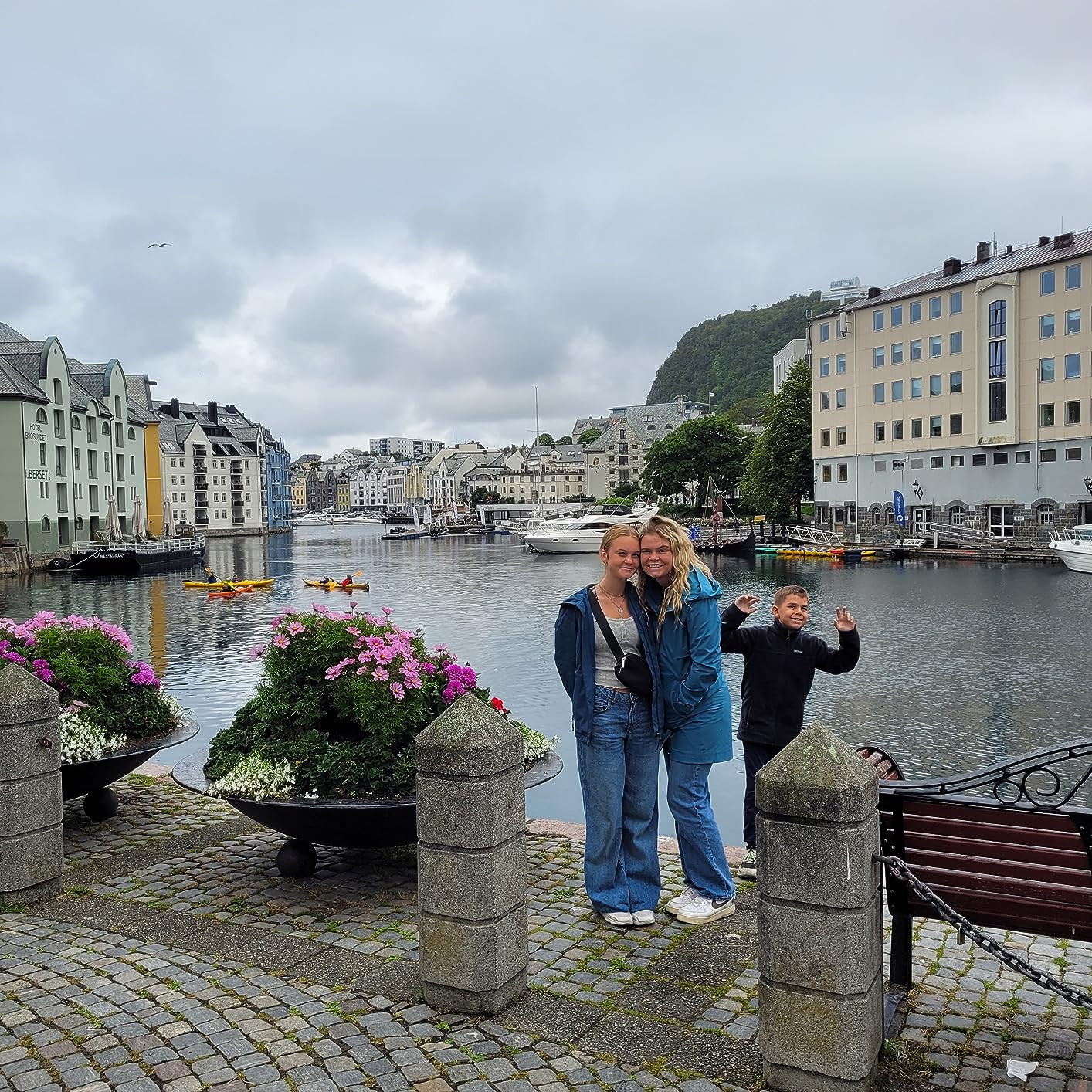 Outdoor Ventures Packable Rain Jacket Women Lightweight Waterproof Raincoat with Hood Cycling Bik... | Amazon (US)