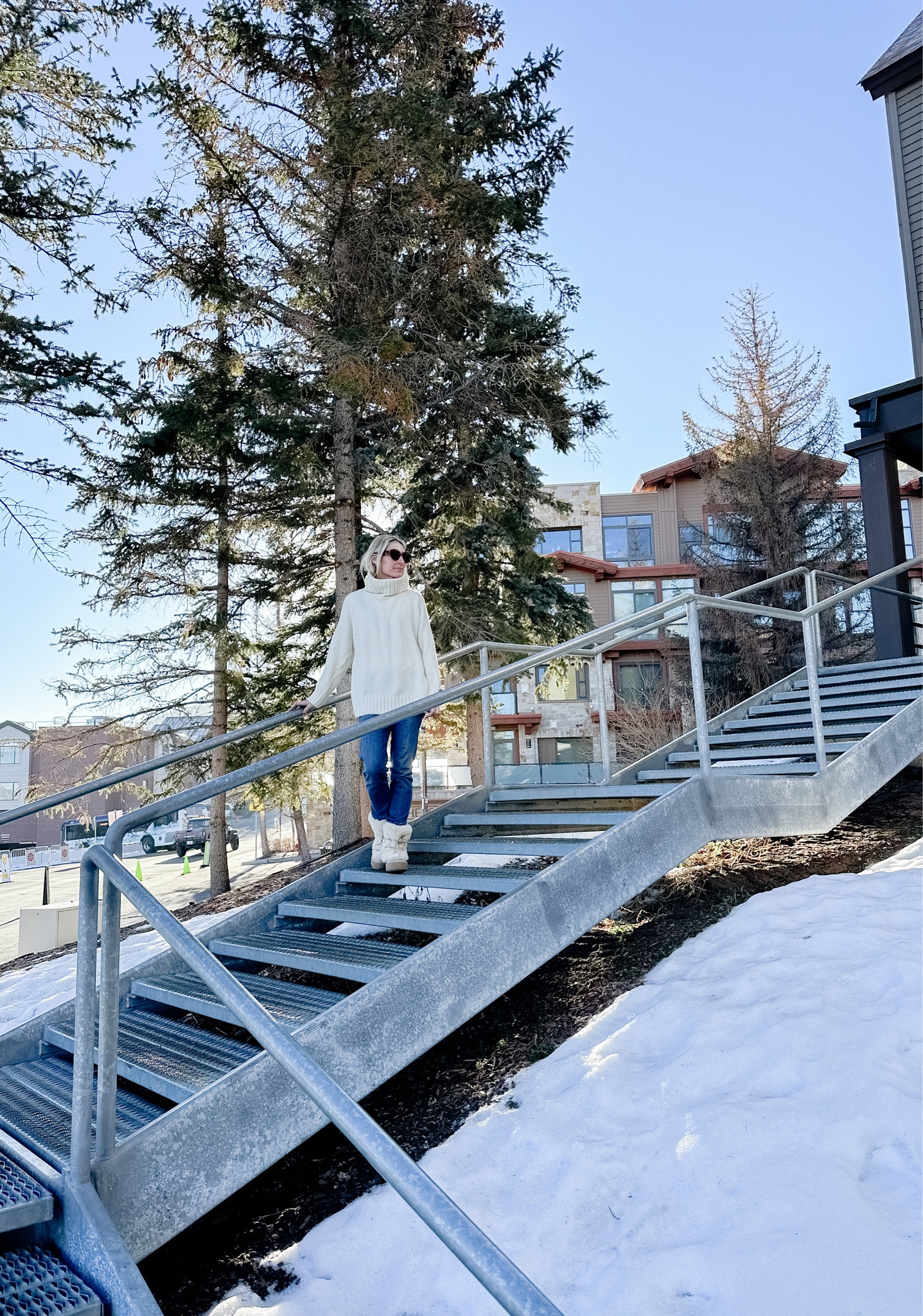 Winter outfit, apres ski outfit, best jeans to wear with boots, classic style, snow boots, sweater, mom outfits 

#LTKSeasonal #LTKstyletip