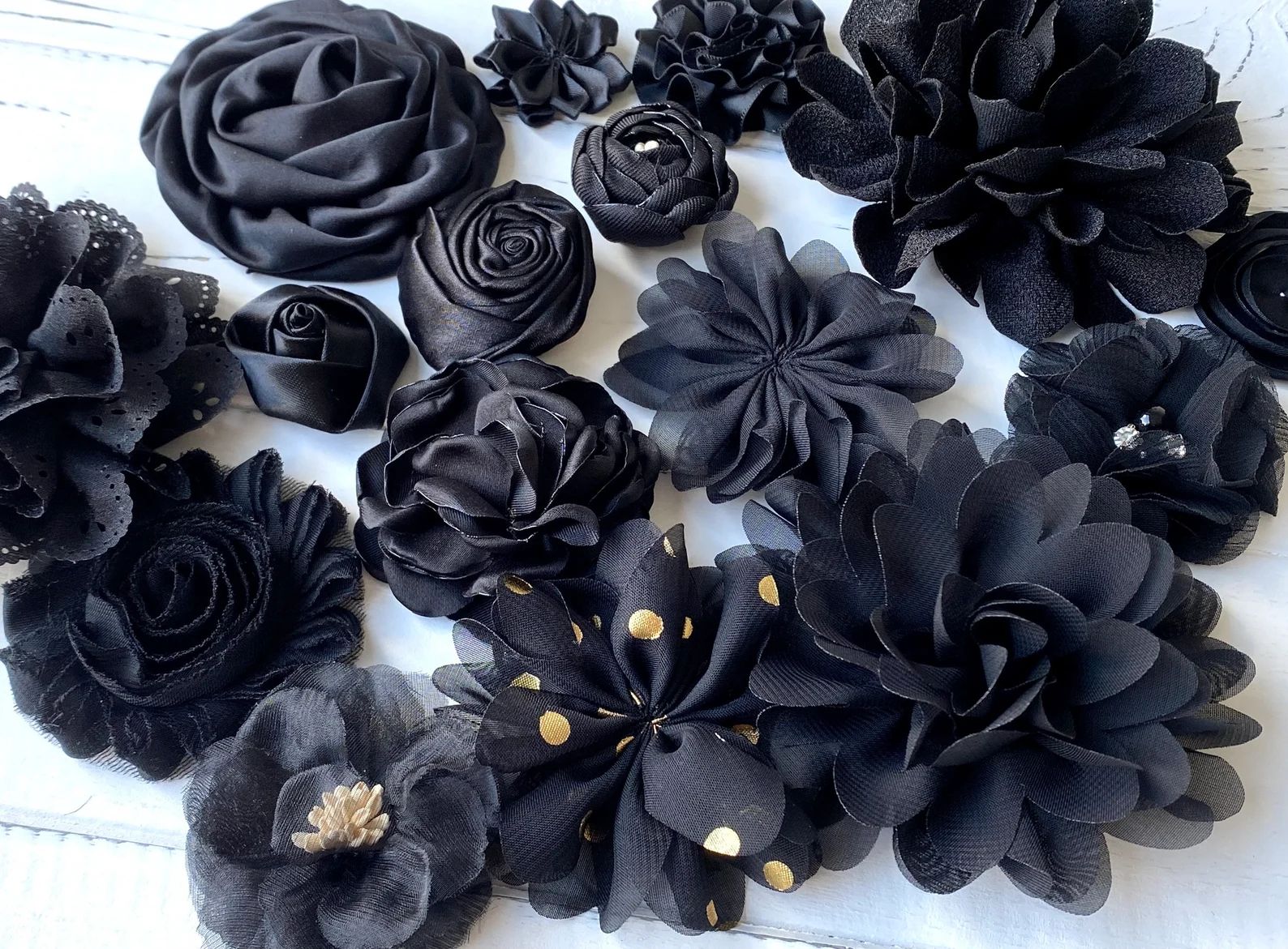 16 Blüten aus Stoff Schwarz, schwarze Stoffblüten, Organza, Satin, Chiffon, Tischdeko | Etsy (DE)