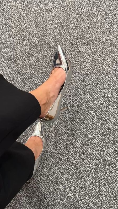 Can we please discuss these silver metallic pumps? Love for holiday! Paired them with these Spanx wide leg pants and it was 🙌🏼 holiday party ready! 





Holiday outfit
Party shoe

#LTKshoecrush #LTKHoliday #LTKover40