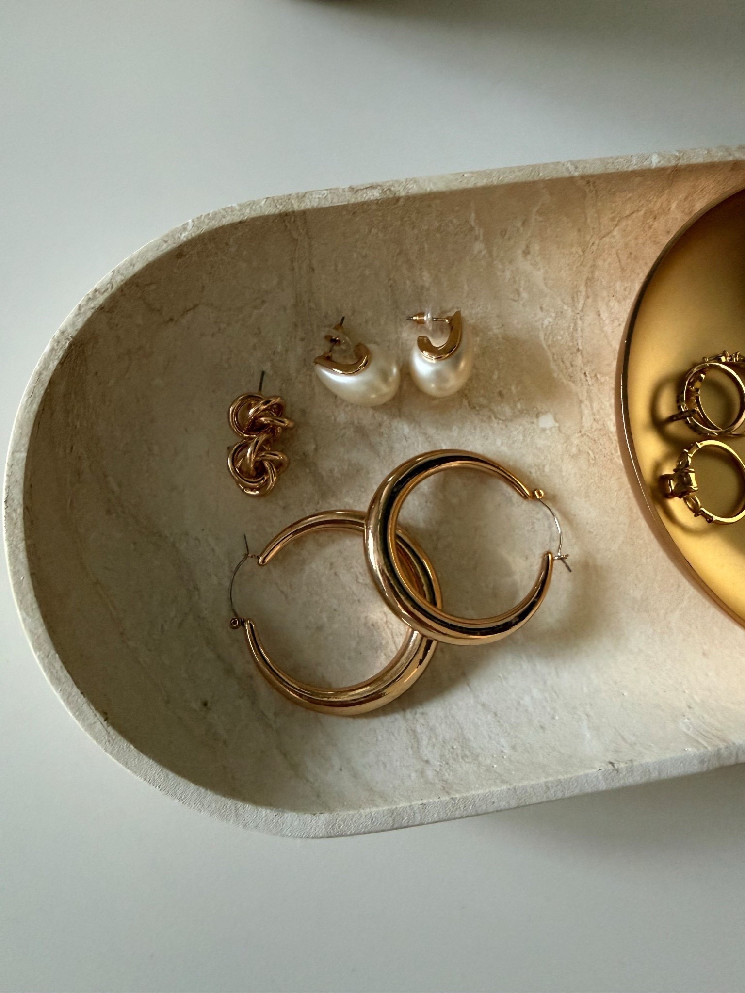 My everyday jewelry lineup ✨
These are the pieces I reach for every single day — simple, timeless, and they go with literally everything. Perfect for layering or wearing on their own when you want that effortless, put-together look 🤍

Target, Target find, accessories, jewelry, tray, jewelry tray 

Follow my LTK @Bridgetmcpoland on the @shop.LTK app to view this post and get my exclusive app-only content!

#liketkit #LTKHome #LTKMothersDay #LTKgrwm

