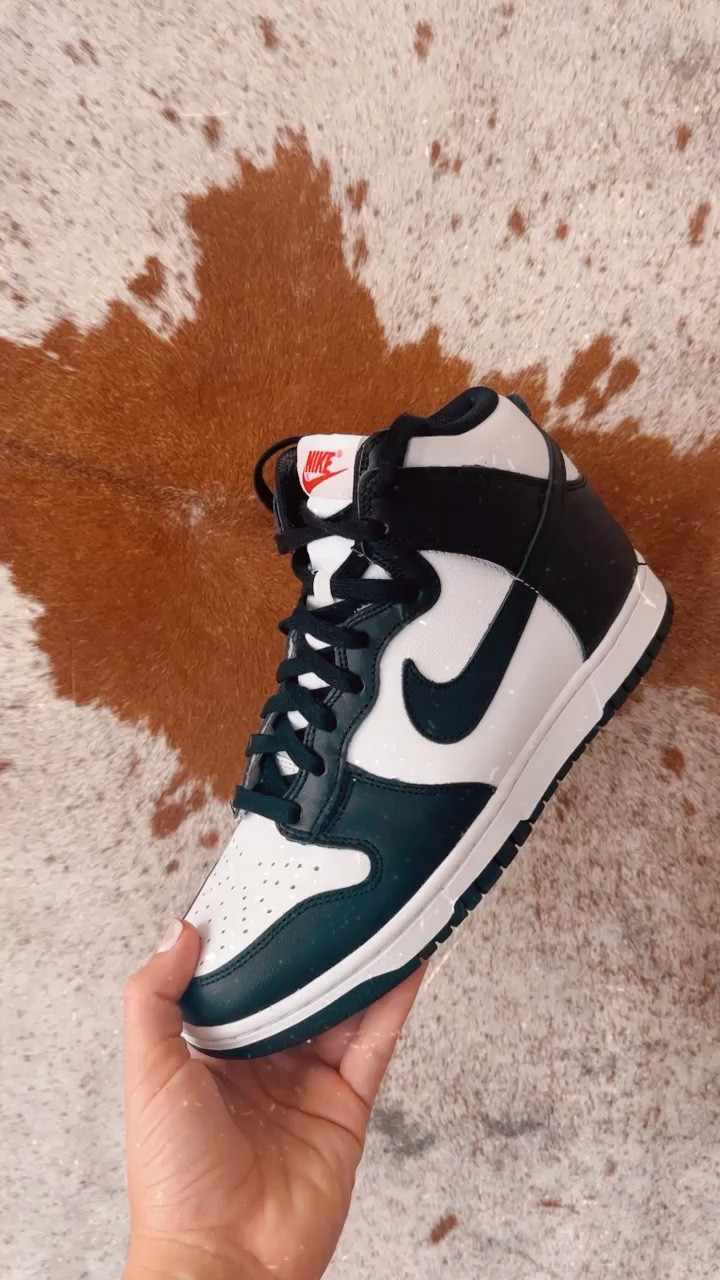 New gym shoesies. Love the pop of red on them.👟🖤❤️🤍 Tagged a few of my favs along with the ones I just got.