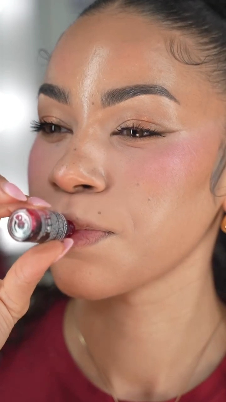 Long lasting lip combo ✨🙌🏽 
.
.
#makeuphacks #makeuptutorial #makeupideas