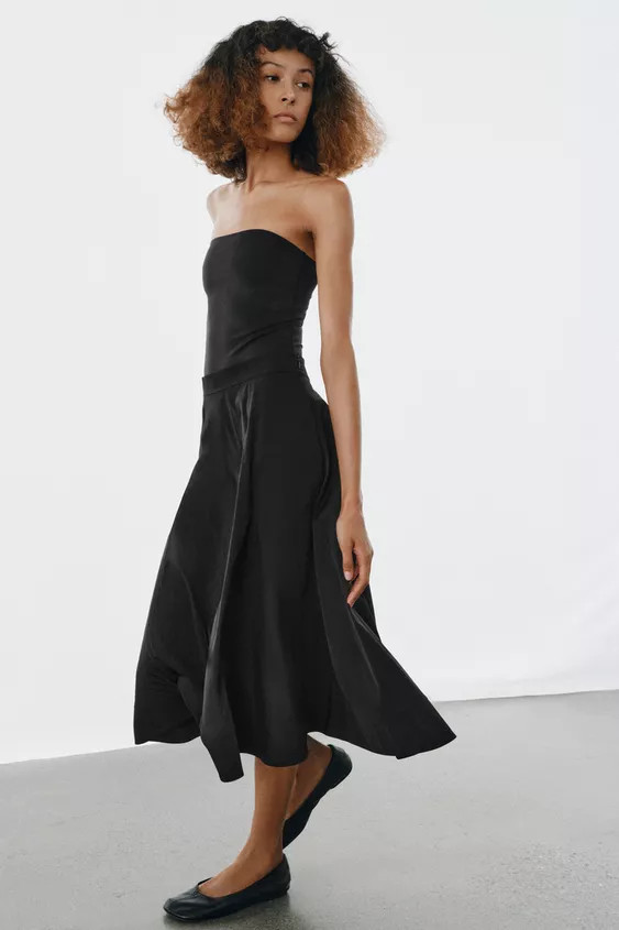 Strapless bodysuit made of polyamide blend yarn. Bottom snap button closure. | Zara US