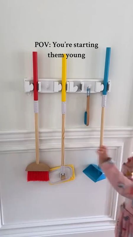 This broom closet rack takes things to a whole new level… making Mommy & Me broom storage a thing ✨