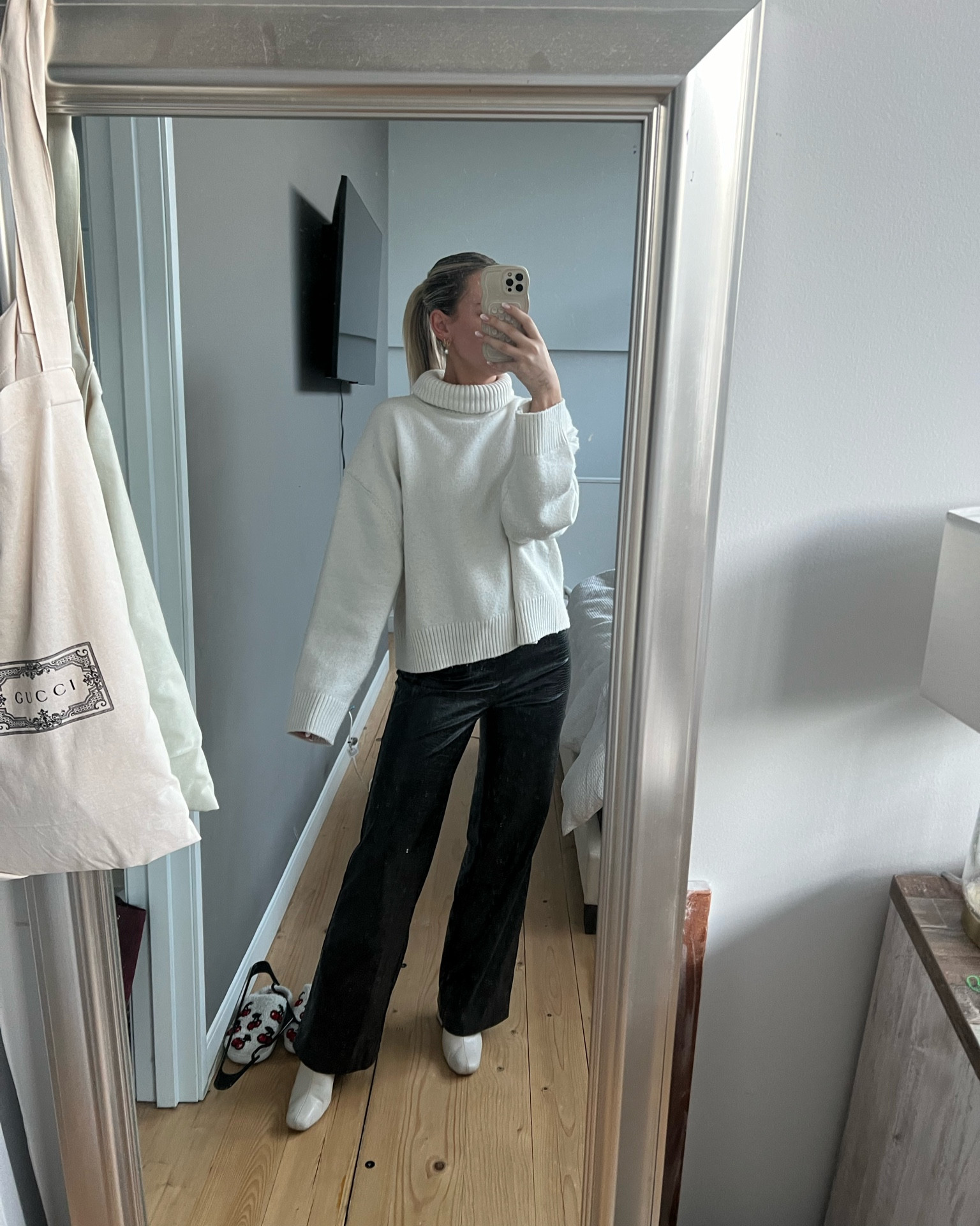 Cozy work fit, but the printed leather makes it a little more fun! 🖤 

#LTKfindsunder50 #LTKworkwear #LTKstyletip