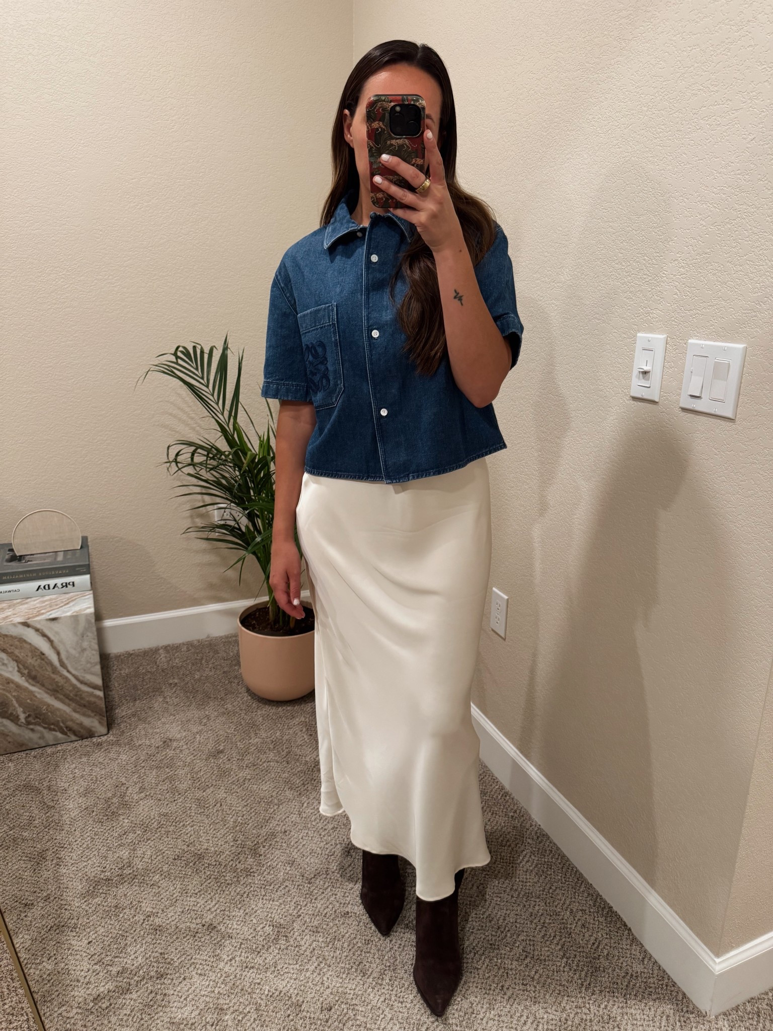 Western OOTD. My denim top is Loewe 💙

Western look, ootd, ootn, girls night out, style tip, silk skirt, denim topp

#LTKShoeCrush #LTKStyleTip #LTKTravel