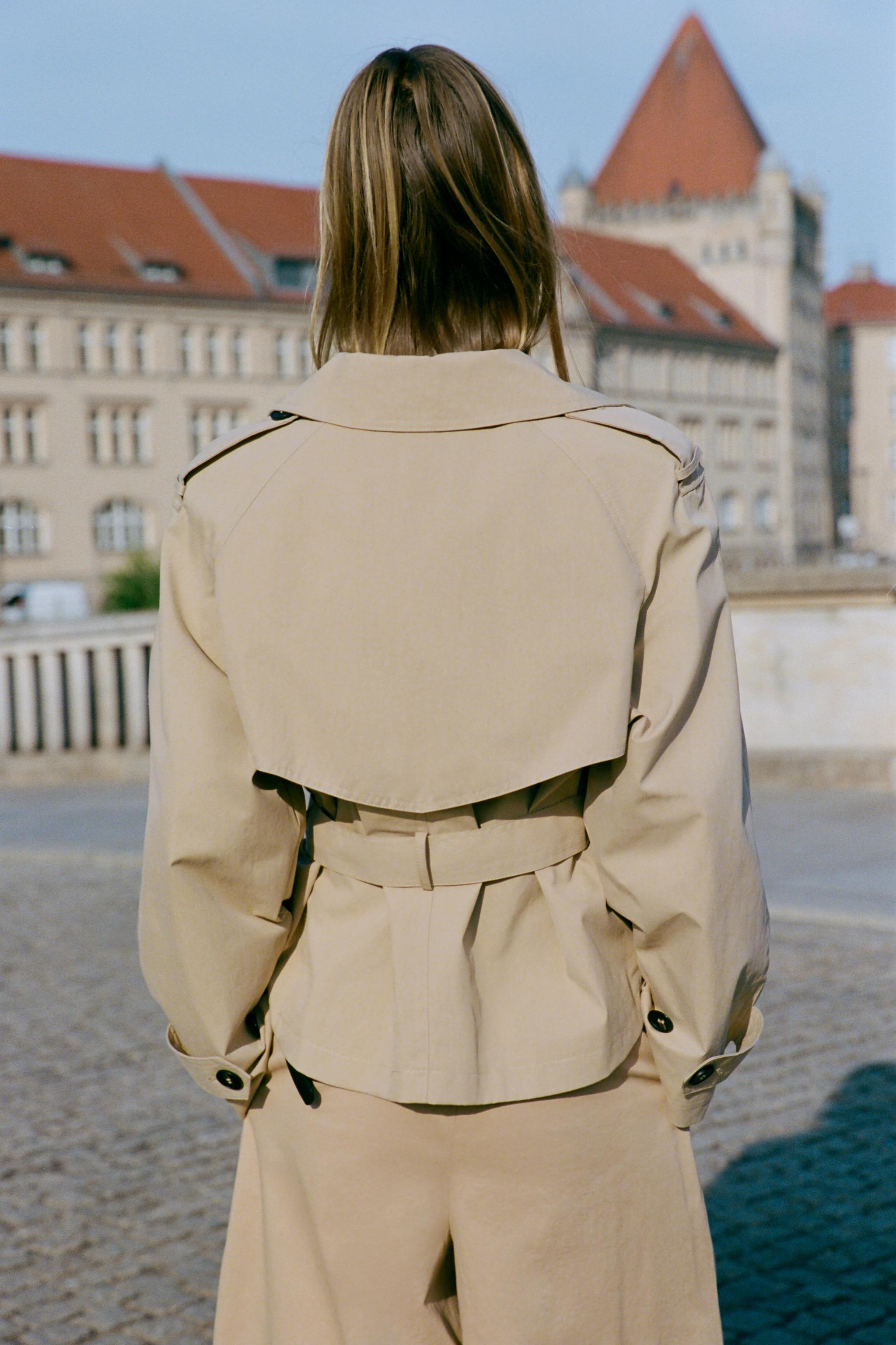Kurze Jacke im Trenchcoat-Stil mit Reverskragen und langen \u00c4rmeln mit Schulterpolstern. Deta... | Zara DE