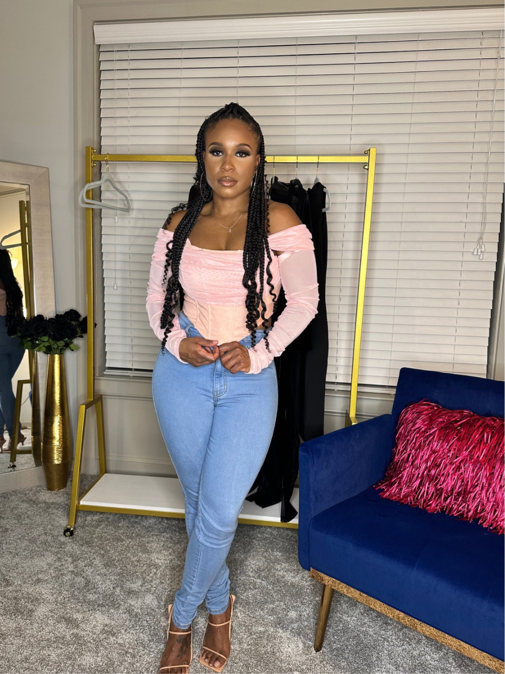 It’s time to get those #GalentinesDay and #ValentinesDay looks together! I love this look for a #GalentinesDay brunch with the girls! 

Shirt size : 4-6 
Jeans size: 9 
Shoes: 6.5 