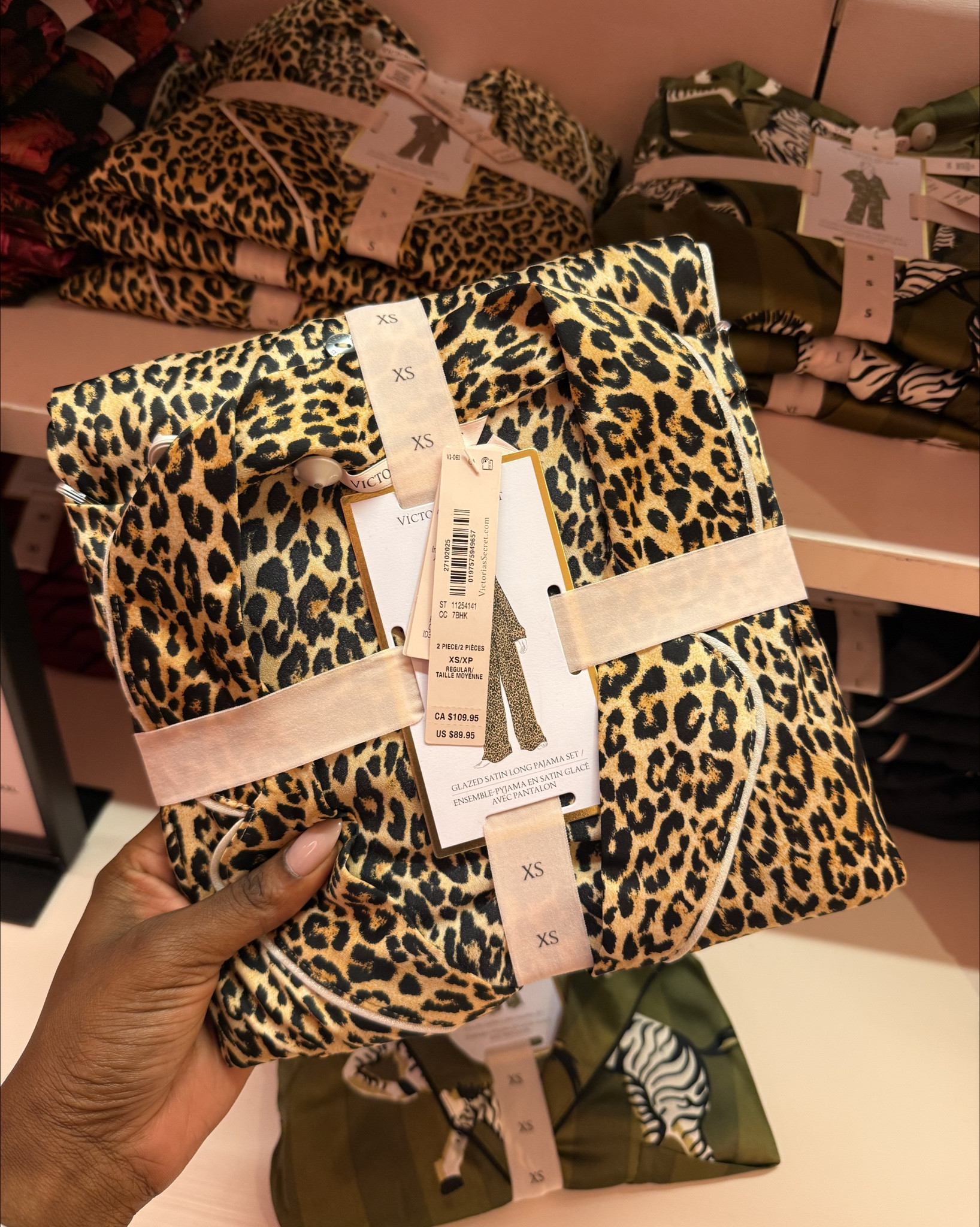 These pajamas are available in the cutest print. And they’re on sale today! 

#pajamas #victoriassecret #styledwithintention #sleepwear 

#LTKSaleAlert