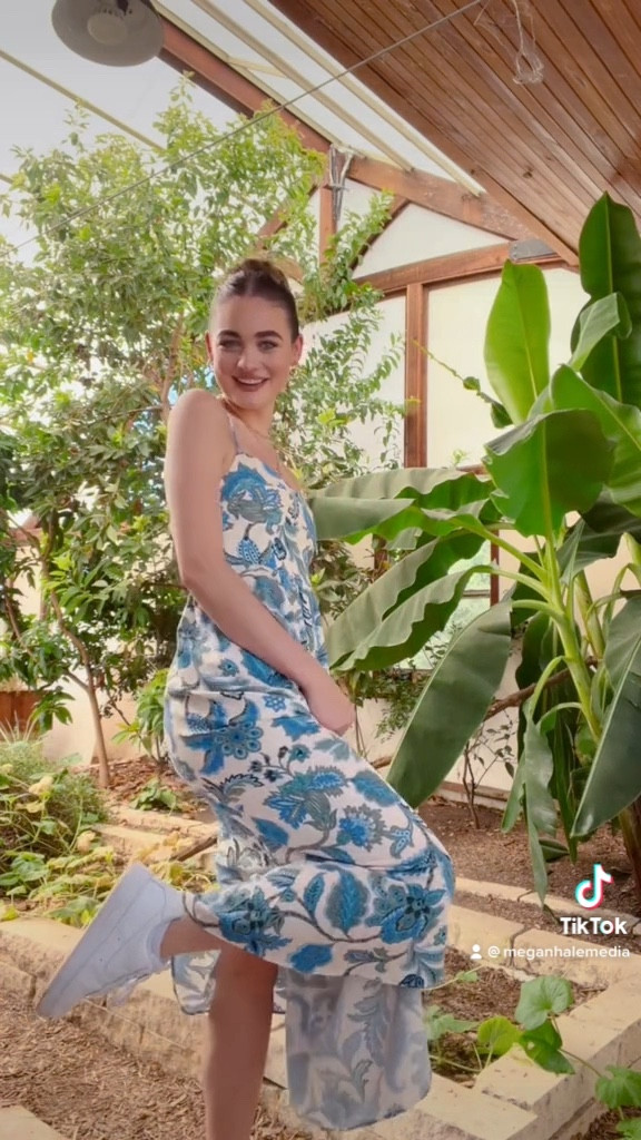 Outfit Of The Day: 💕💐 my favorite summer floral maxi dress. So comfortable and can easily be dressed up or down depending on the occasion! 💕💐 


#LTKfit #LTKstyletip #LTKSeasonal