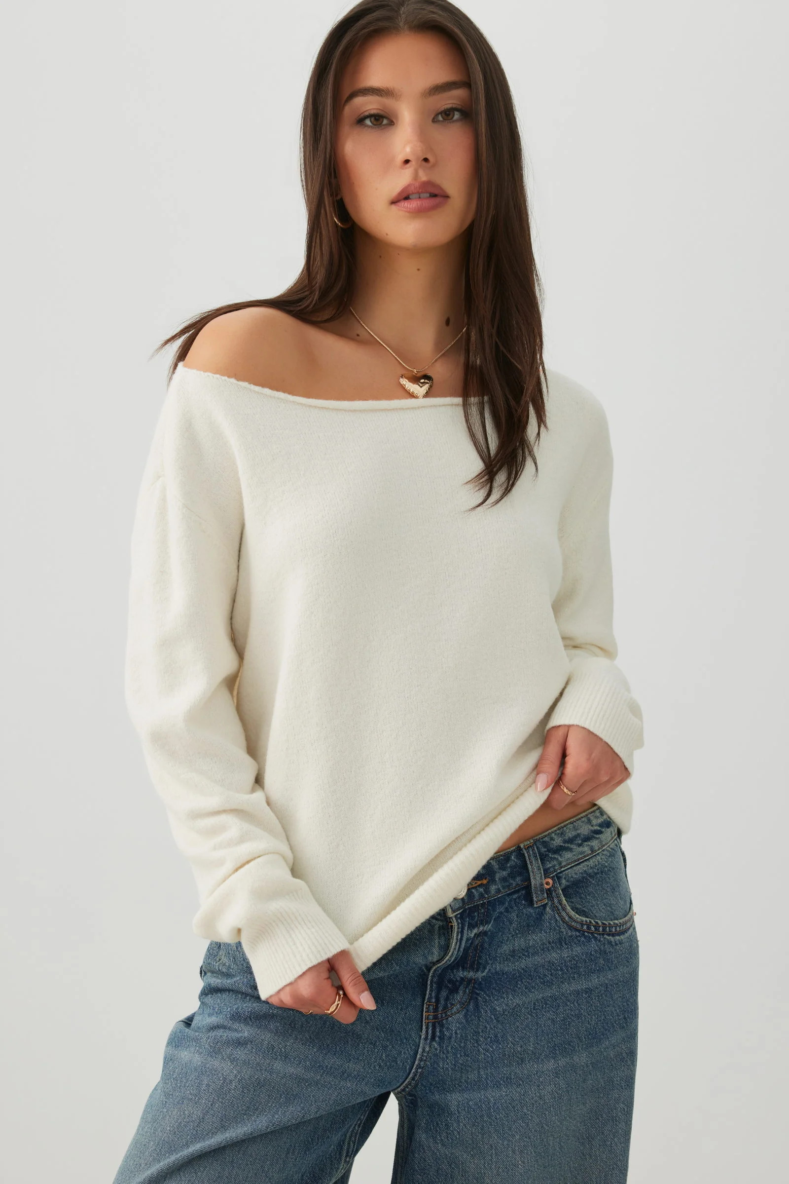 Chandail en tricot \u00e0 \u00e9paules d\u00e9nud\u00e9es Brun | Ardene Canada | Ardene Canada