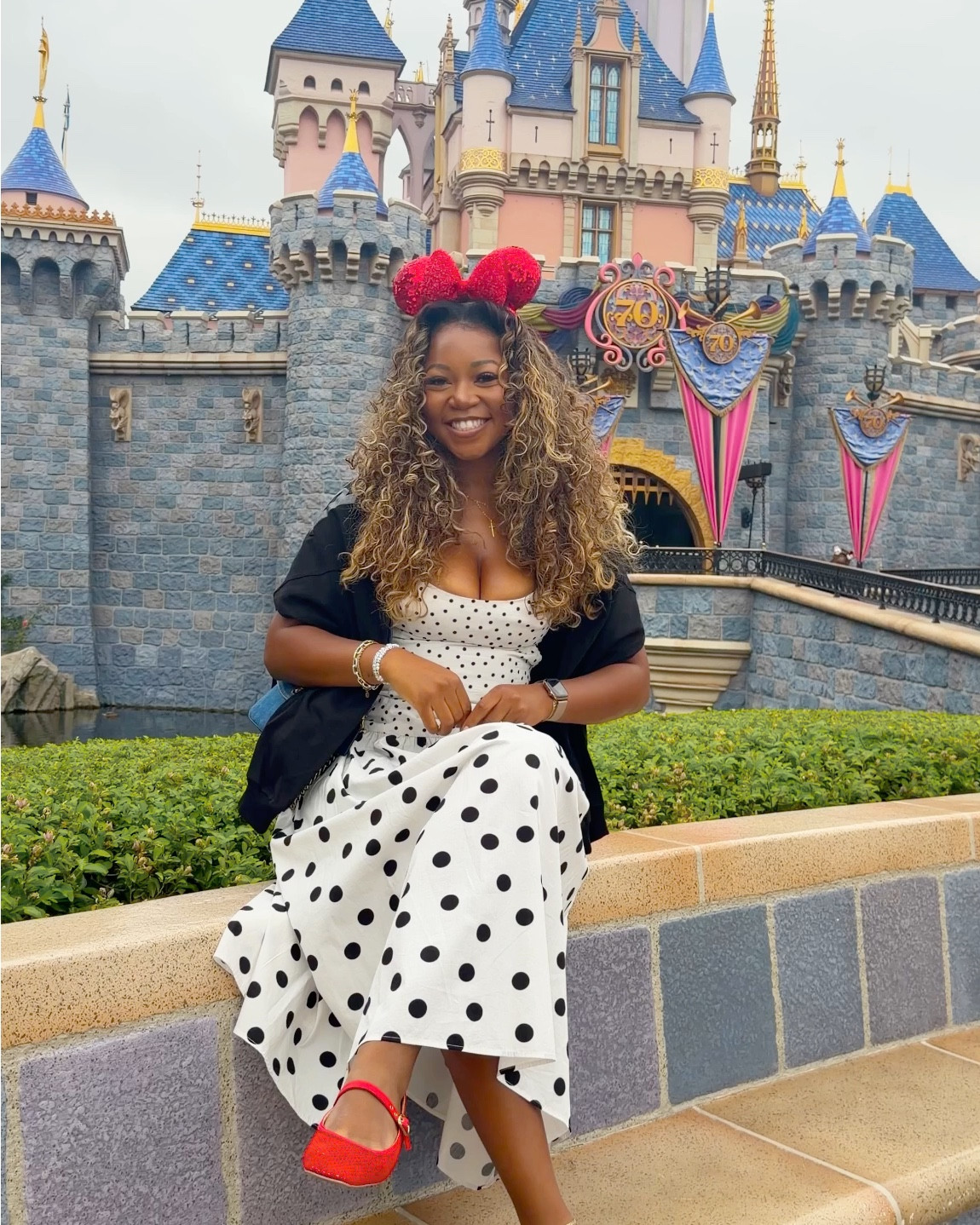 My Disney lookbook!!! 5’9 200 lbs sizing below 🥰

Polka dress— medium 
Blue set — medium 
Pink — medium top and large dress 
Denim shorts — 31 (recommend 32) 