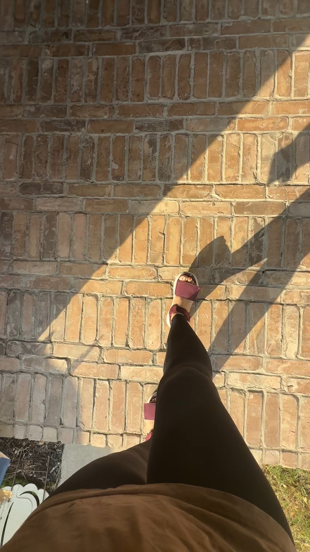 Cute and extra comfy! It literally feels like I’m walking on a cloud with @Dearfoams 

Texas girls stay in our sandals! It’s 91 as a high today! ☀️

These ones are so cute and on major sale right now and they’re machine washable! 

#lightweightshoes #platformshoes #wedgesandals #womenssandals #OOTD 