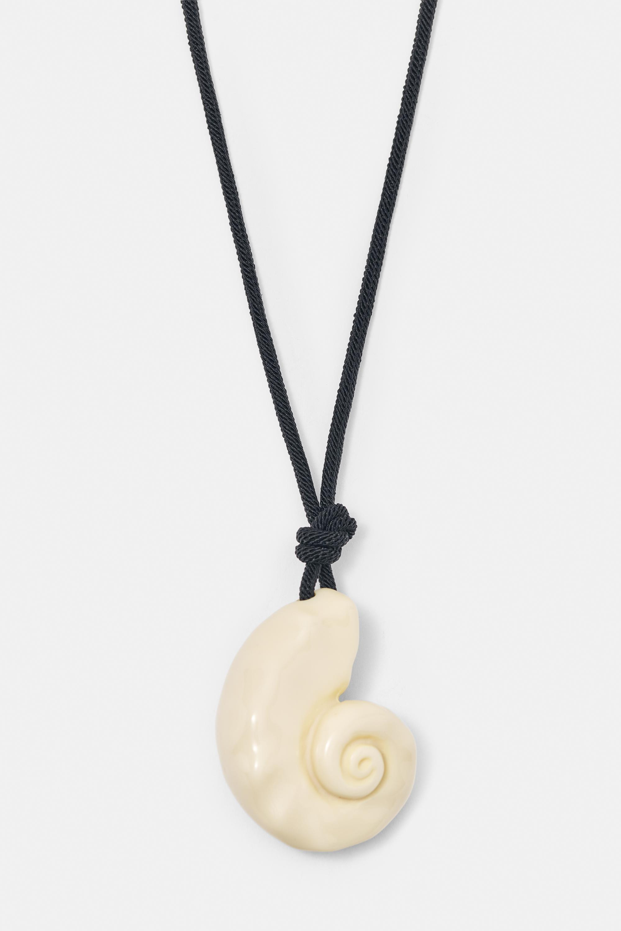 Resin seashell necklace | Pull&Bear United Kingdom | PULL and BEAR UK