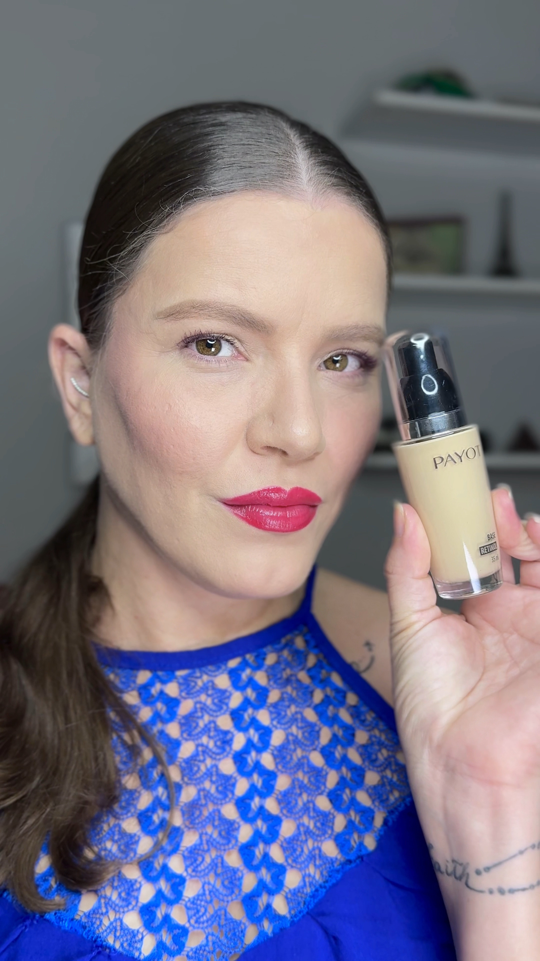 Usei ontem e já estou com ela novamente, acho que essa base tem todo potencial para estar no meu Top 3 bases do ano!
.
Minha cor é a 30. Ela da uma leve oxidada, mas isso não me incomodou. O que me surpreendeu foi a beleza dela depois de algumas horas de uso. Testei ela em dia quente das 11:40 até as 20h e ela se manteve estável.
.
Descrição do produto no Site da marca
Base Retinol é maquiagem e tratamento cosmético em um só produto. Proporciona acabamento perfeito, pele lisa e uniforme.
Fórmula de média cobertura, que permite a construção de camadas, disfarça poros, imperfeições e olheiras. Uniformiza o tom da pele com acabamento natural. Sua fórmula com Retinol
Vegetal* ajuda a prevenir o envelhecimento precoce e devolve o viço da pele. Contribui na redução da aparência de rugas, linhas de expressão e auxilia na hidratação.
Para todos os tipos de pele.
* Retinol Vegetal: Extrato obtido da planta Bidens Pilosa. Atua de forma semelhante aos retinóis sintéticos.
Produto Vegano, não testado em animais.



#LTKbrasil #LTKbeleza