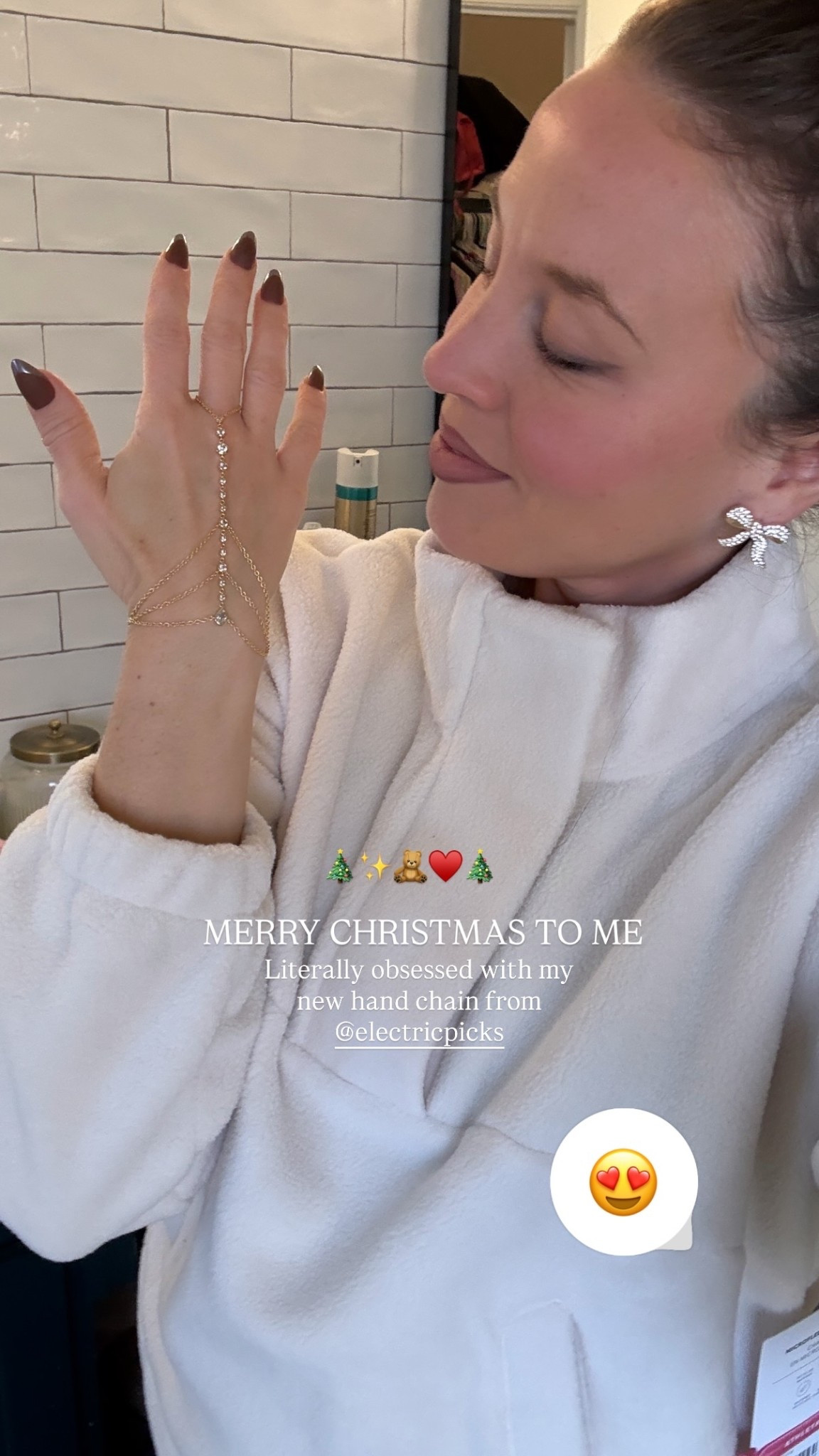 Literally obsessed with my new hand chain from @electricpicks  MERRY CHRISTMAS TO ME 🎄✨🧸♥️🎄

#LTKmomlife #LTKHoliday #LTKGiftGuide