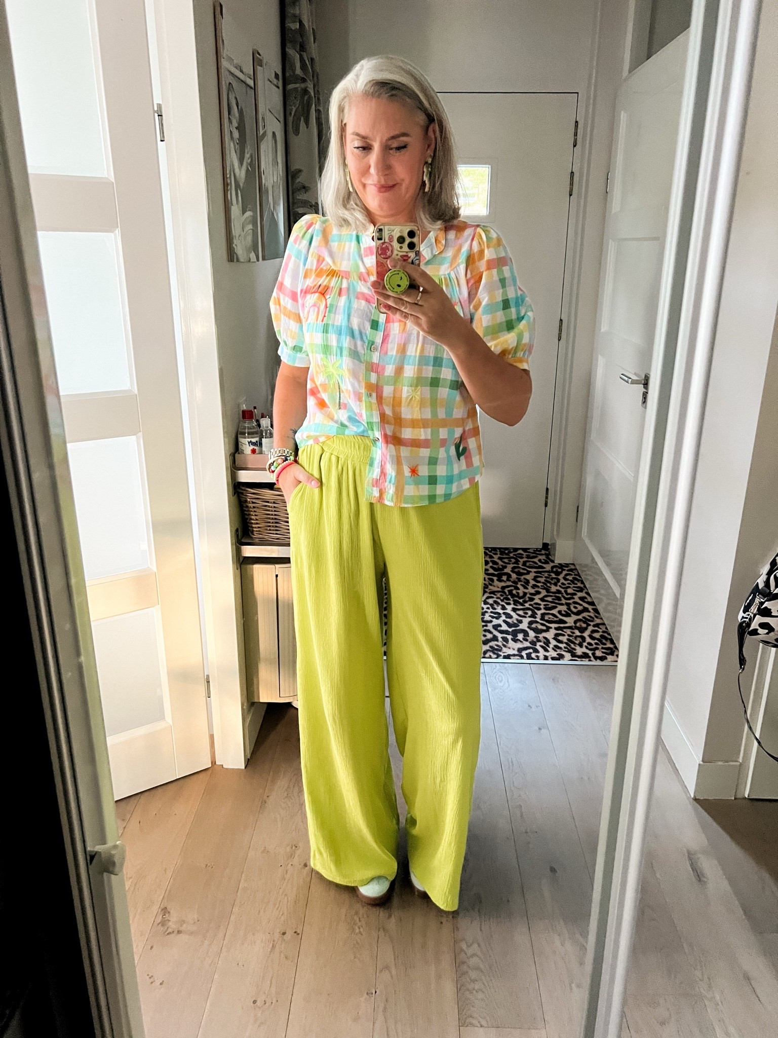 OOTD - Dinsdag. Geruite blouse met borduursels en korte mouwen met een chartreuse wijde broek (heel oud van Raizzed), turquoise met oranje Puma sneakers. Palmboom oorbellen (heel licht).

#LTKnederlands #LTKeurope #LTKmidsize