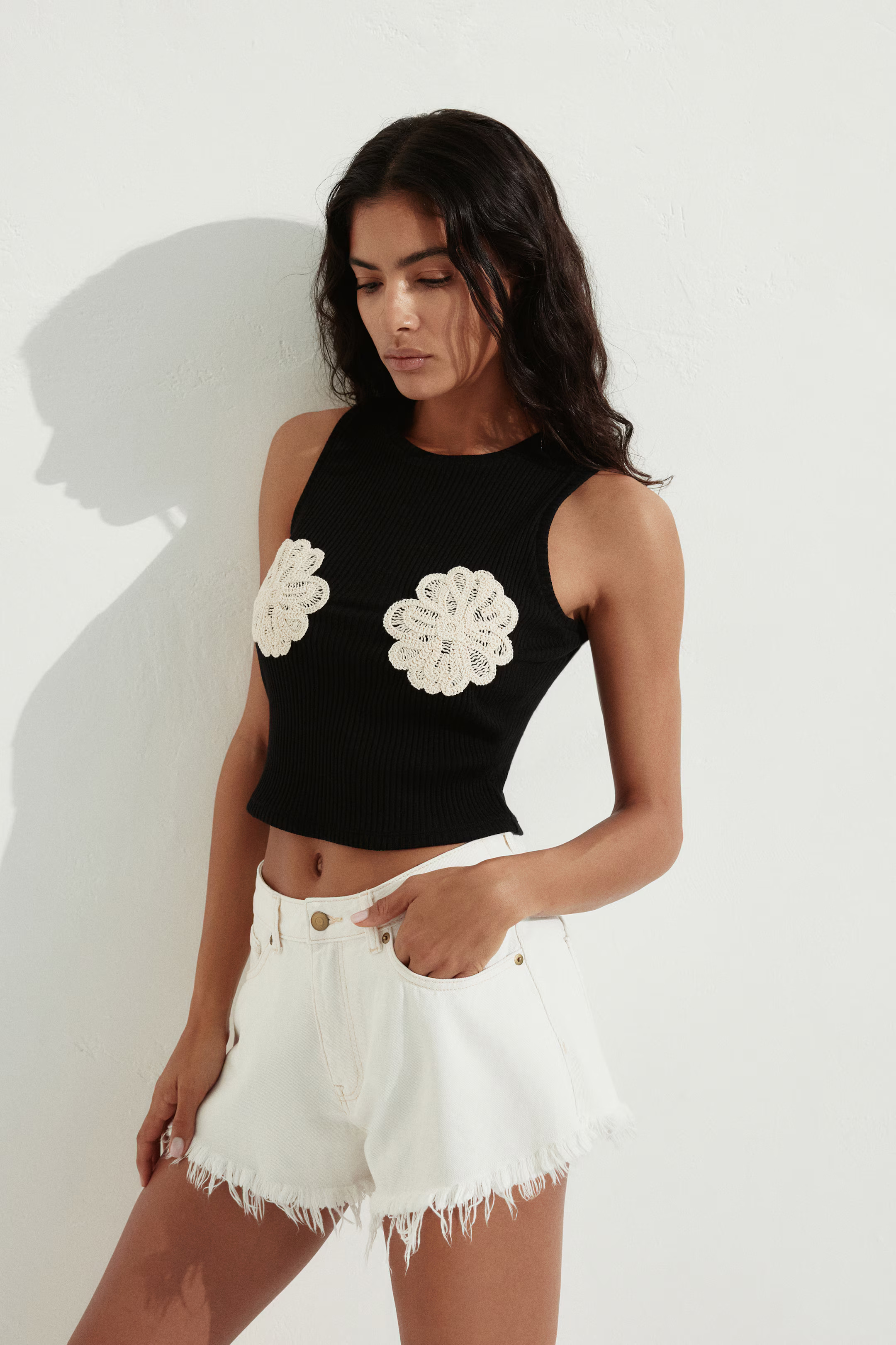 - Appliquéd cropped vest top - Black/White - Ladies | H&M GB | H&M (UK, MY, IN, SG, PH, TW, HK)