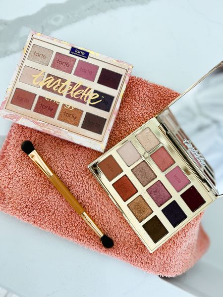 Tarte energy eye shadow palette! 

Energize your eyes & spread good energy with this everyday essential palette!

WHAT IT DOES

12 neutral, mauve & plum lid, crease & liner shades
arranged in coordinating rows for 3 easy looks
shades make eyes look bigger & more open
Amazonian clay-infused to prevent smudging
includes 5 matte & 7 shimmer shades:
peaceful (soft champagne shimmer)
good vibes (soft coral sheen)
uplift (matte rose)
serenity (matte wine)
vivacious (matte pale beige)
charged (deep rose gold shimmer)
motivate (pink berry shimmer)
chill (grape sheen)
invigorate (matte soft brown)
aura (fiery copper shimmer)
harmony (rustic gold shimmer)
inspired (matte smoky brown)

#LTKSeasonal #LTKbeauty #LTKunder50