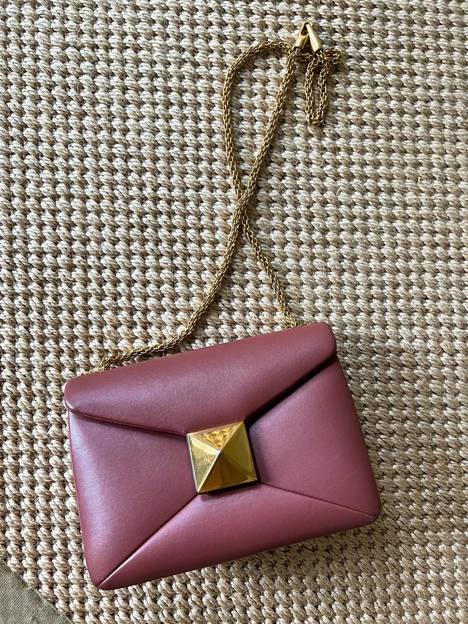 Come to mama 🤍 I wish you could reach through the screen and feel the buttery softness of this leather. Maybe one day...

#LTKitbag