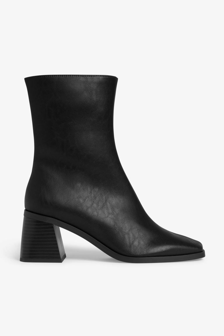 Stiefeletten aus Lacklederimitat | H&M (DE, AT, CH, NL, FI)