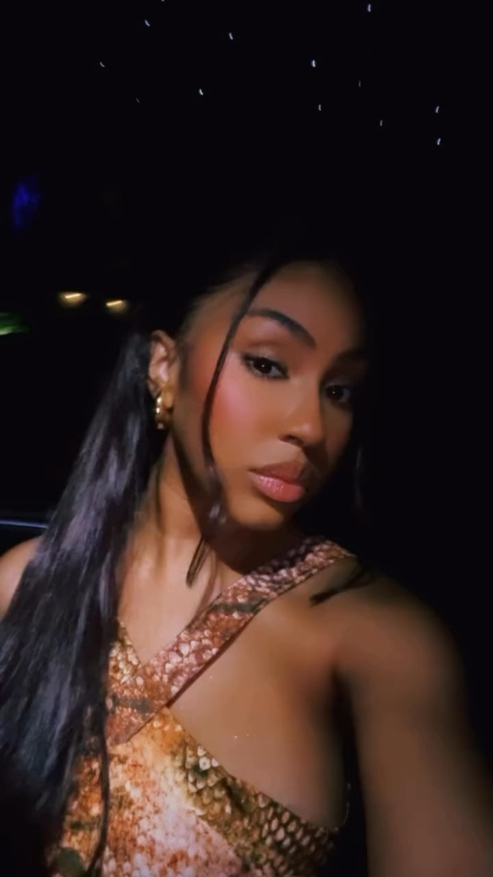 @yungmiami305 grabbed dinner with #stefondiggs wearing a $1375 @silviatcherassi Toyah dress in peach animal print. Hot! Or Hmm…? To this #fashionbombcouple ?
🎥 @drshahphotography #yungmiami #yungmiamifbd #yungmiami305 #yungmiami305fbd