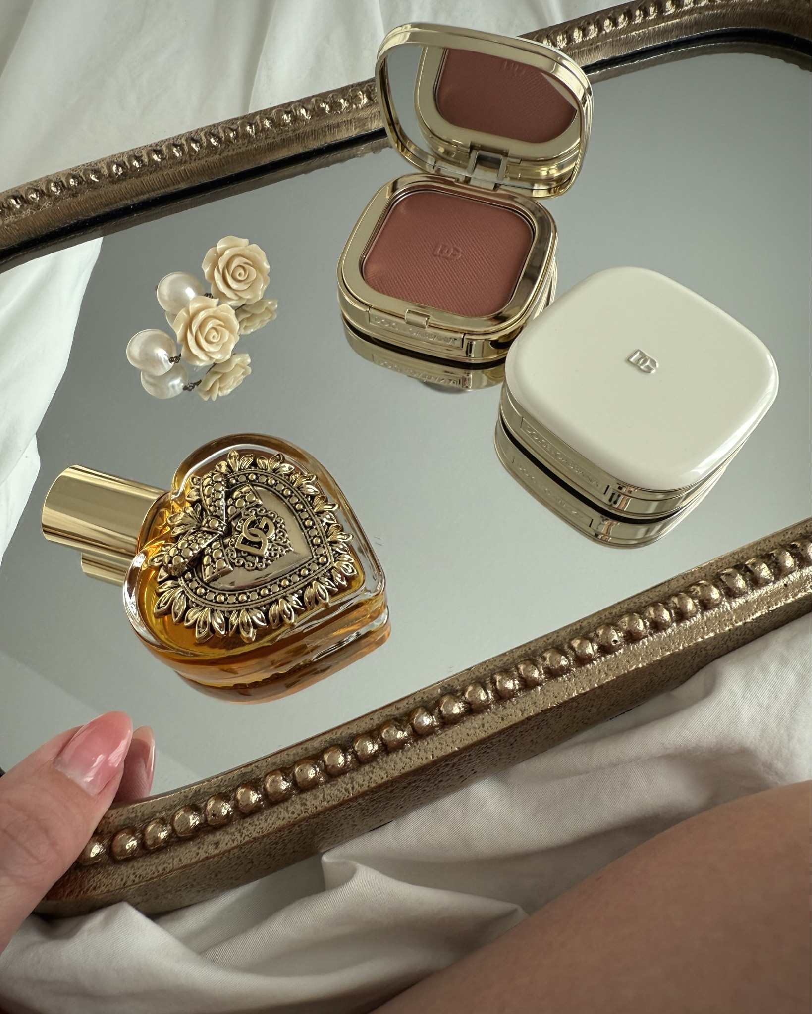 With Dolce & Gabbana, the packaging is never an afterthought — it’s part of the experience.

The weight.
The gold.
The quiet drama in the details.

01 Blissful Mauve and 02 Joyful Peach — depth and vibrancy in equal measure. Designed for both cheeks and eyes, exactly the kind of versatility I’m drawn to.

@dolcegabbana_beauty

#DolceGabbanaBeauty
#DolceAndGabbana
#ItalianLuxury
#BeautyEditorial

#LTKBeauty