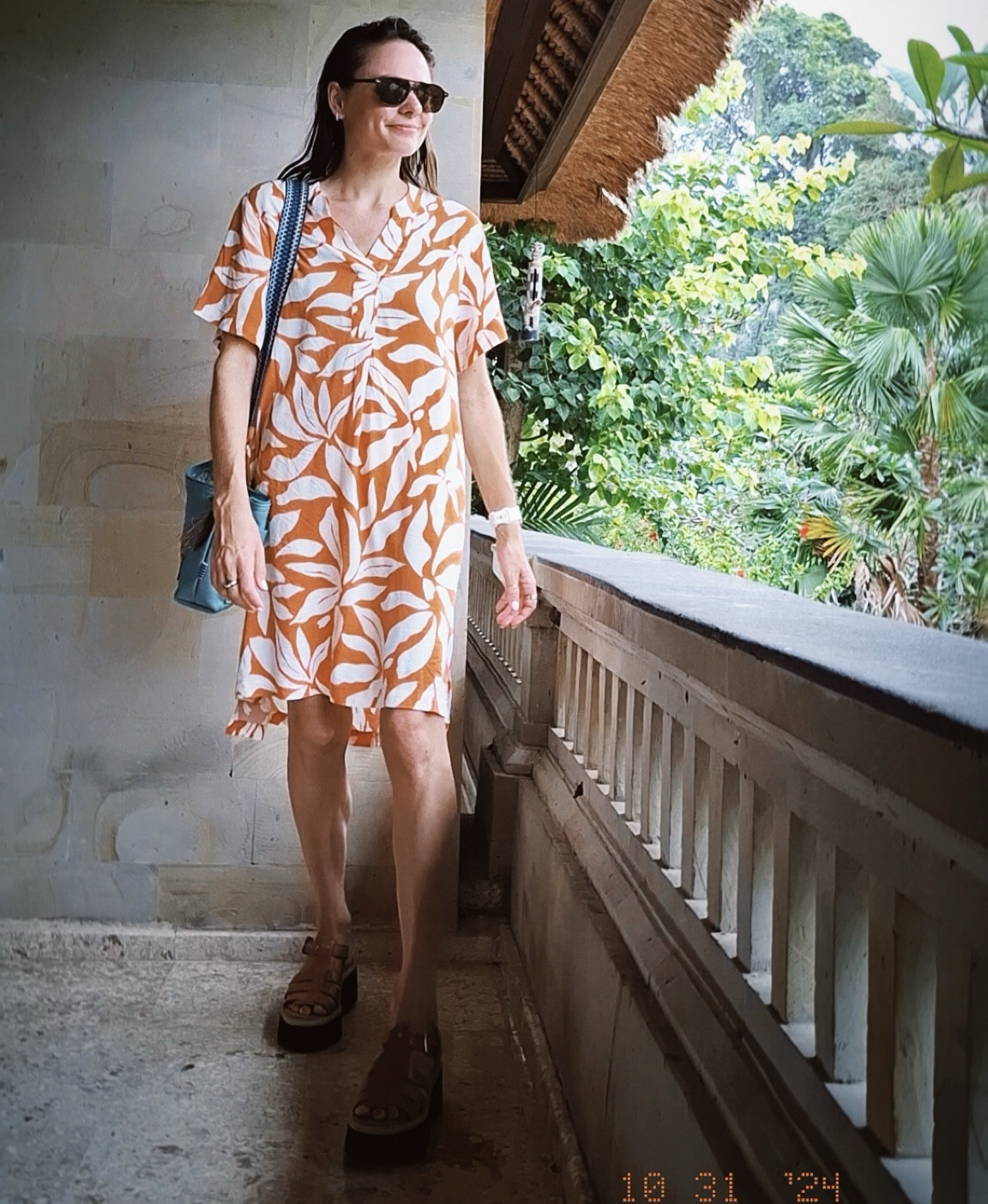 What i wear in Bali in December. Tunic dress. Platform sandals 